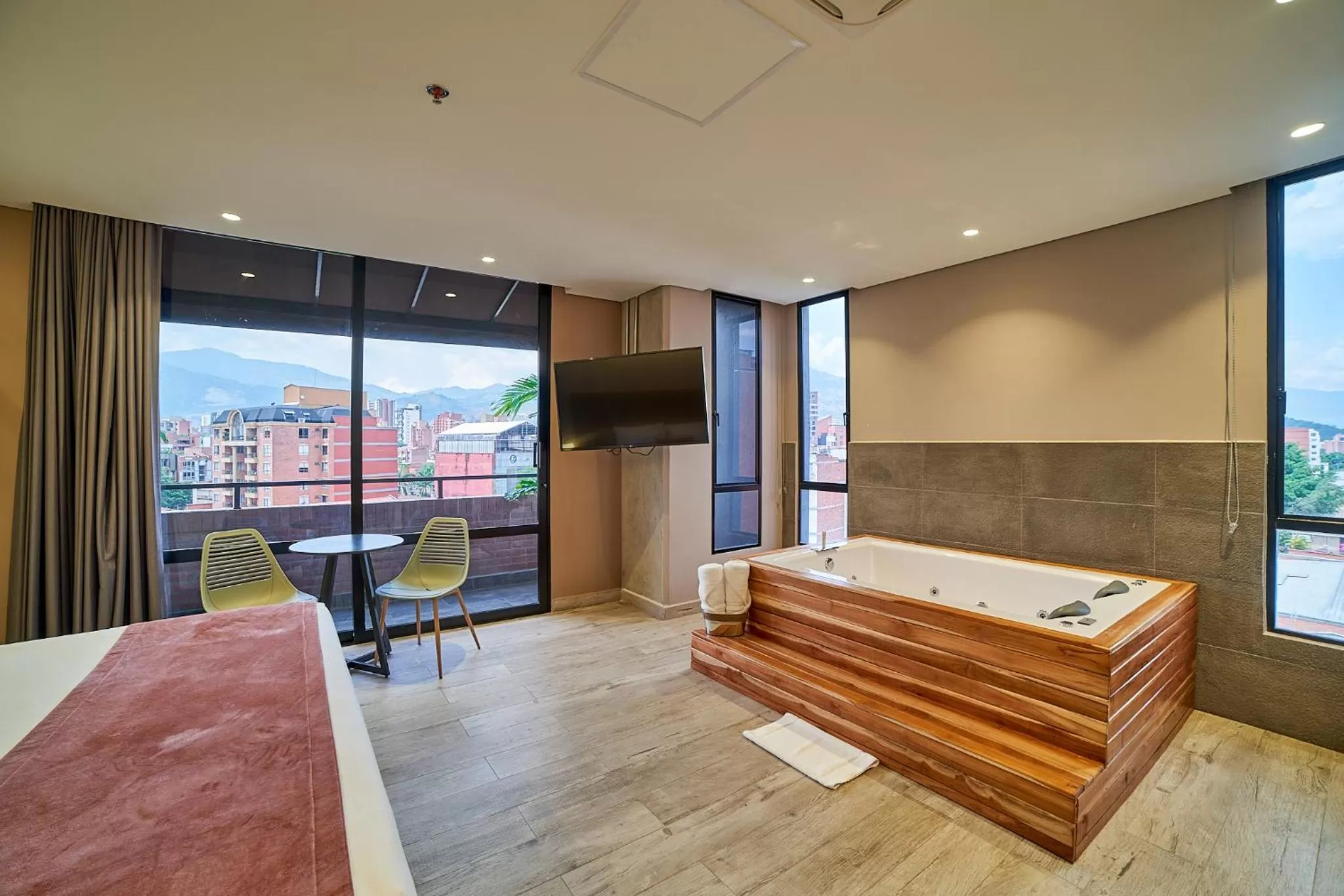 Hot Tub, Bed in Eutopiq Hotel