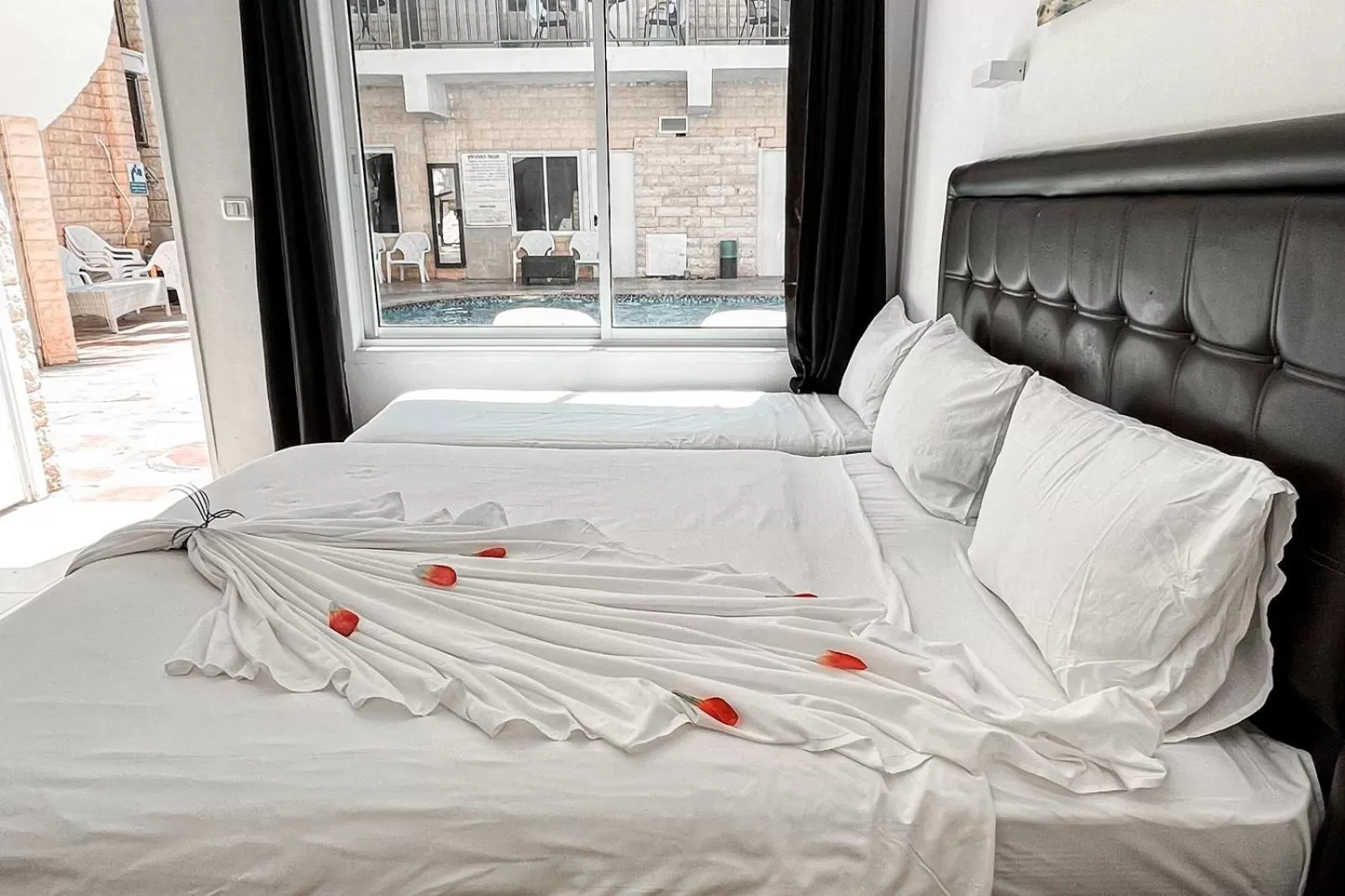 Pool view, Bed in Hotel Maman