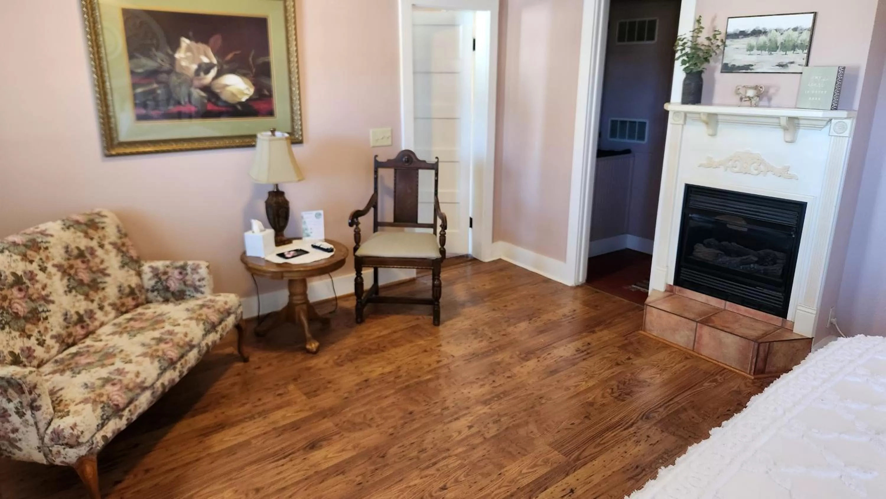 Seating area in Ozark Country Inn