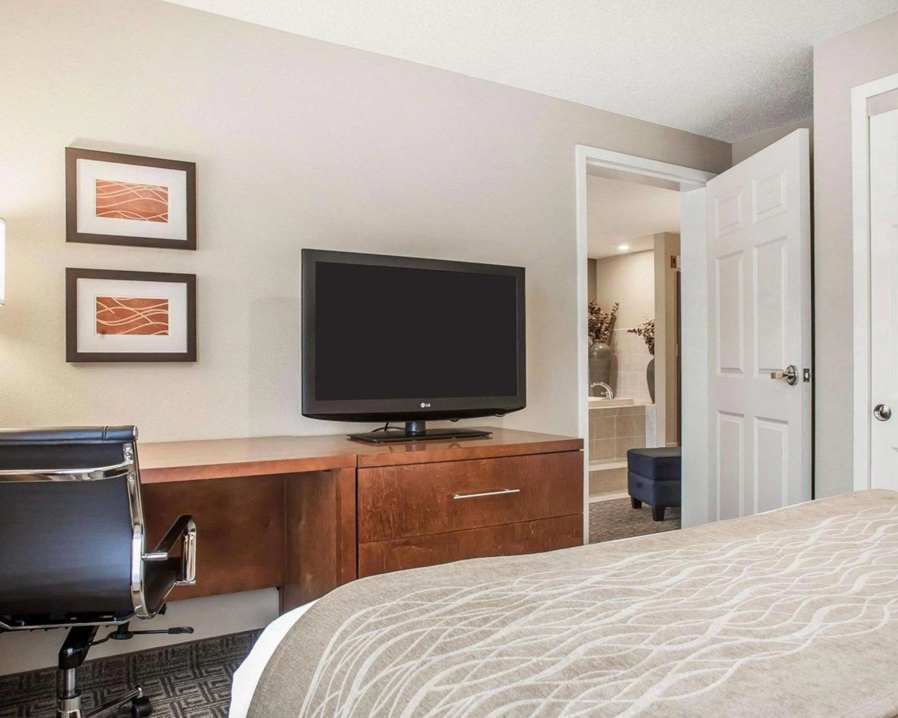 Bedroom, Bed in Comfort Inn & Suites Sturbridge-Brimfield