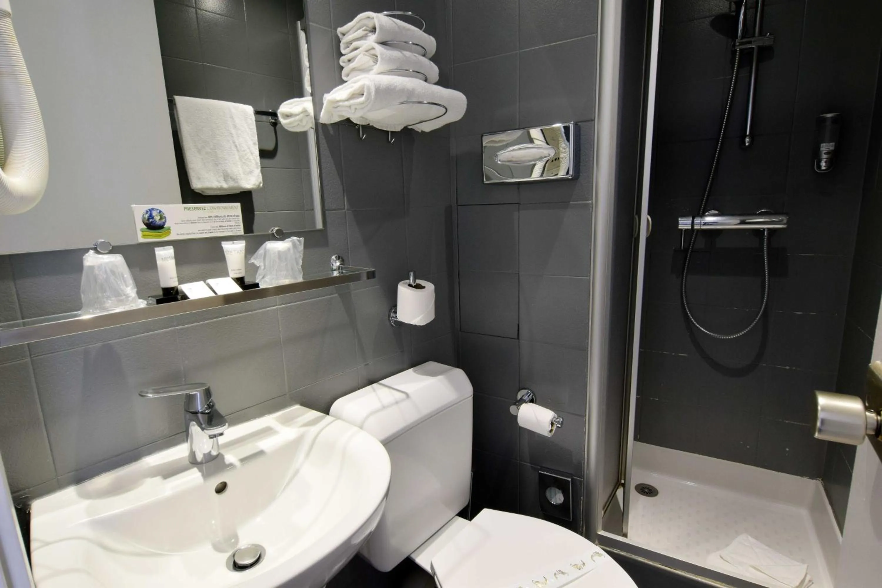 Bathroom in Saphir Grenelle