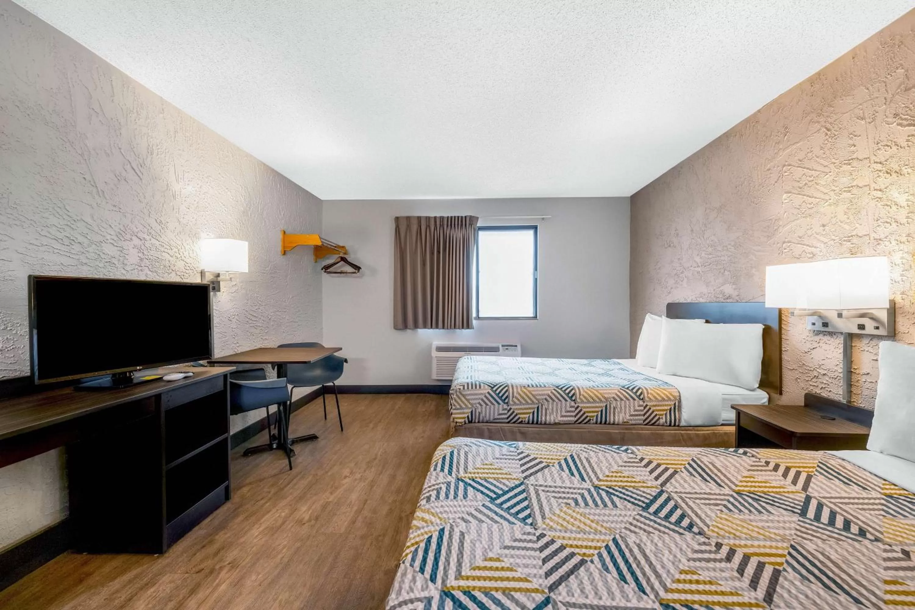 Bedroom, Bed in Motel 6-Elk Grove Village, IL - O'Hare