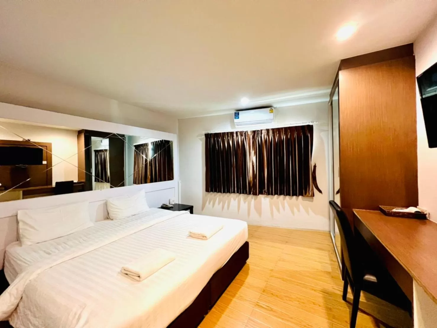 Standard Double Room in Bed By Cruise Hotel At Samakkhi-Tivanont