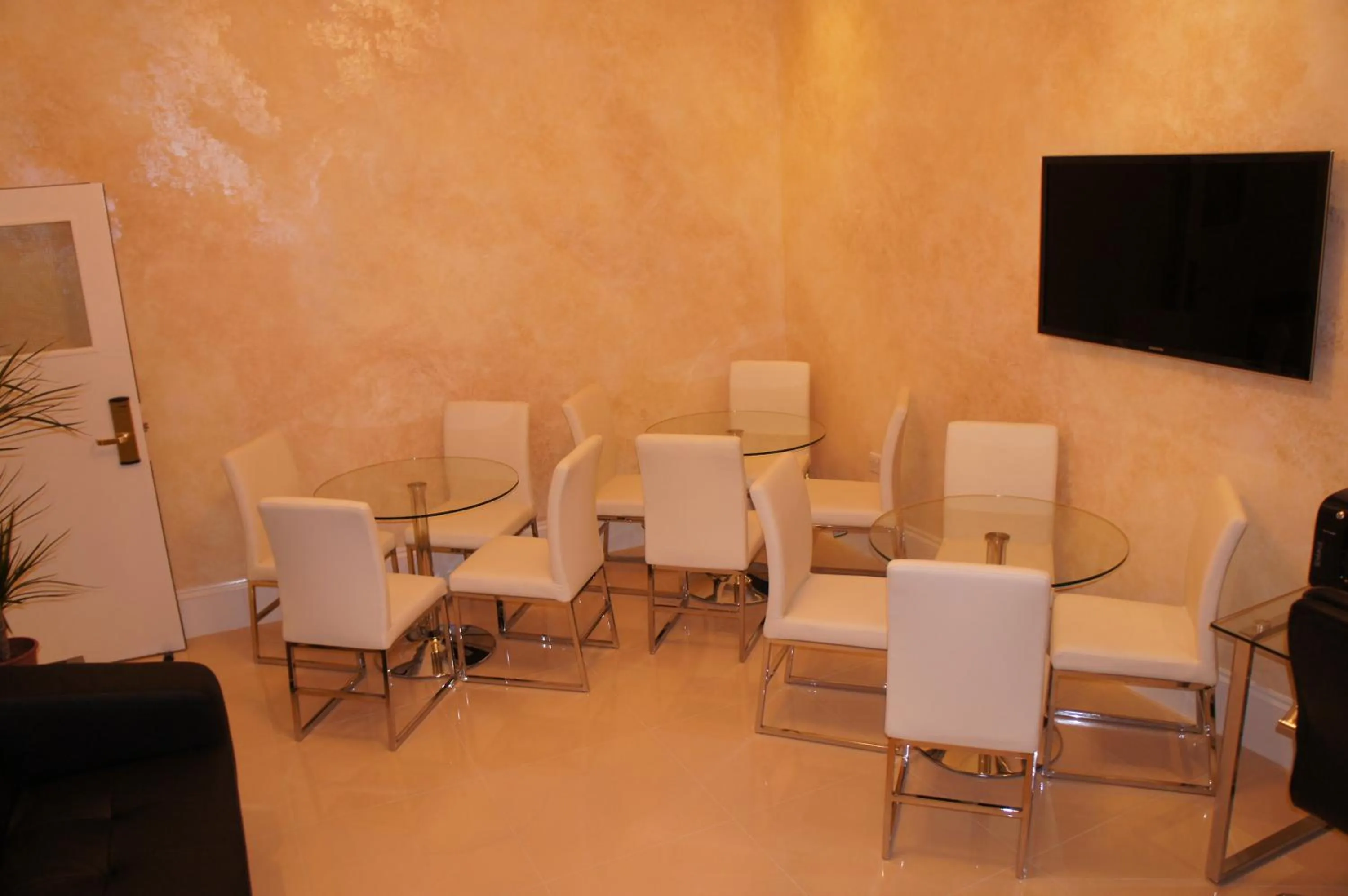 Restaurant/places to eat in Sapphire Hotel London