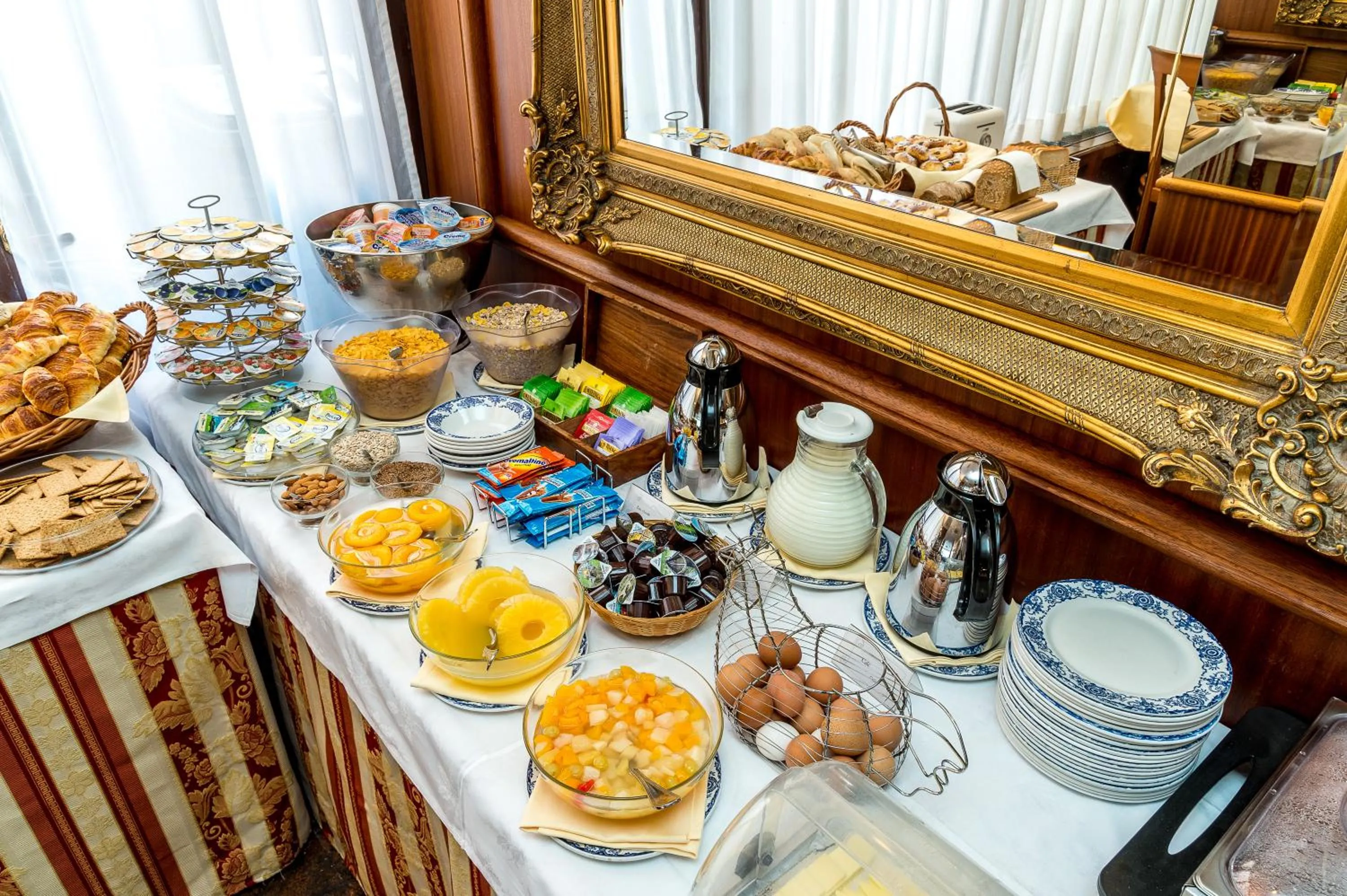 Food and drinks in Hotel Churchill