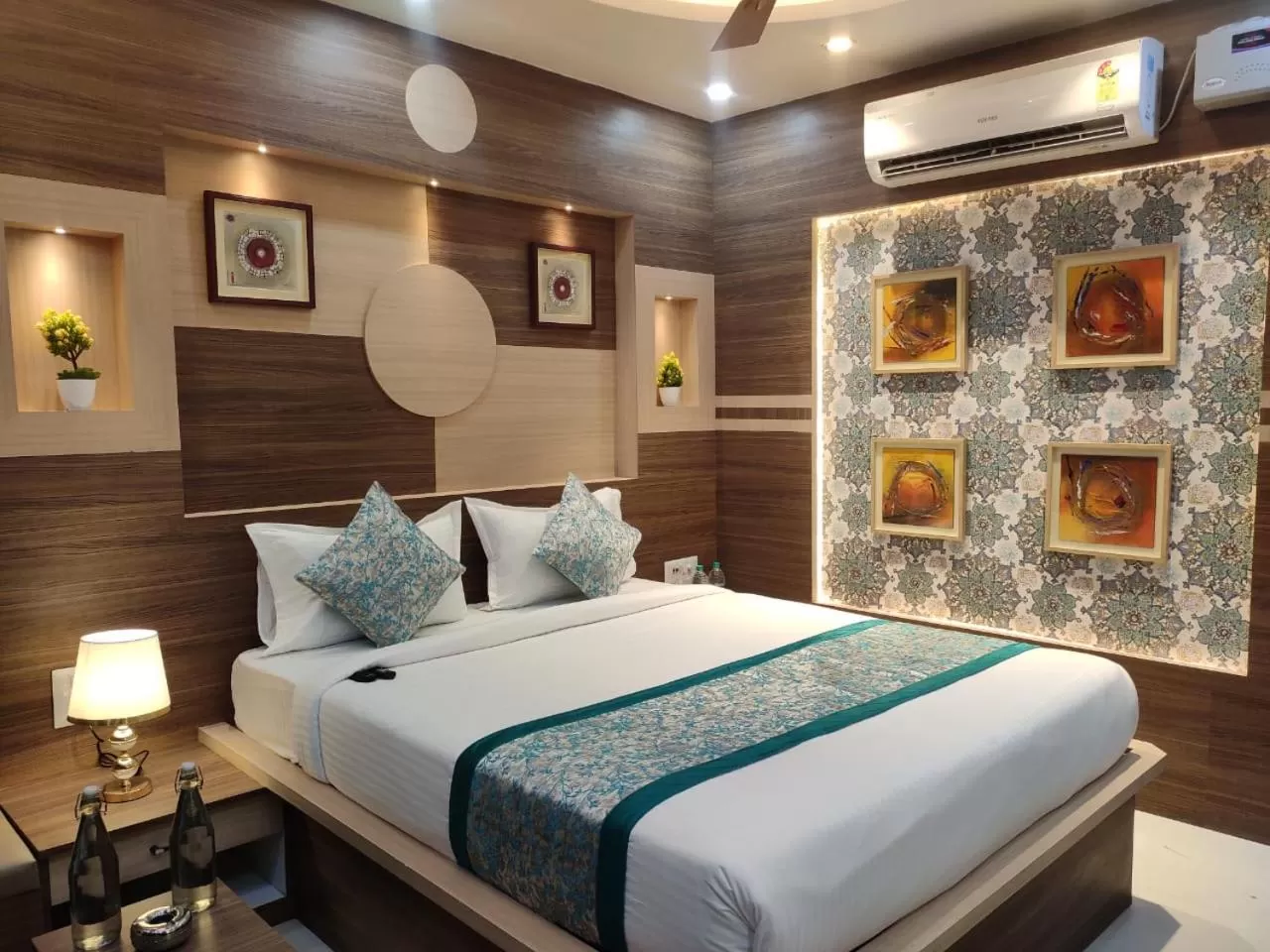 Bed in HOTEL CENTRAL SQUARE "A Couple Friendly Hotel"