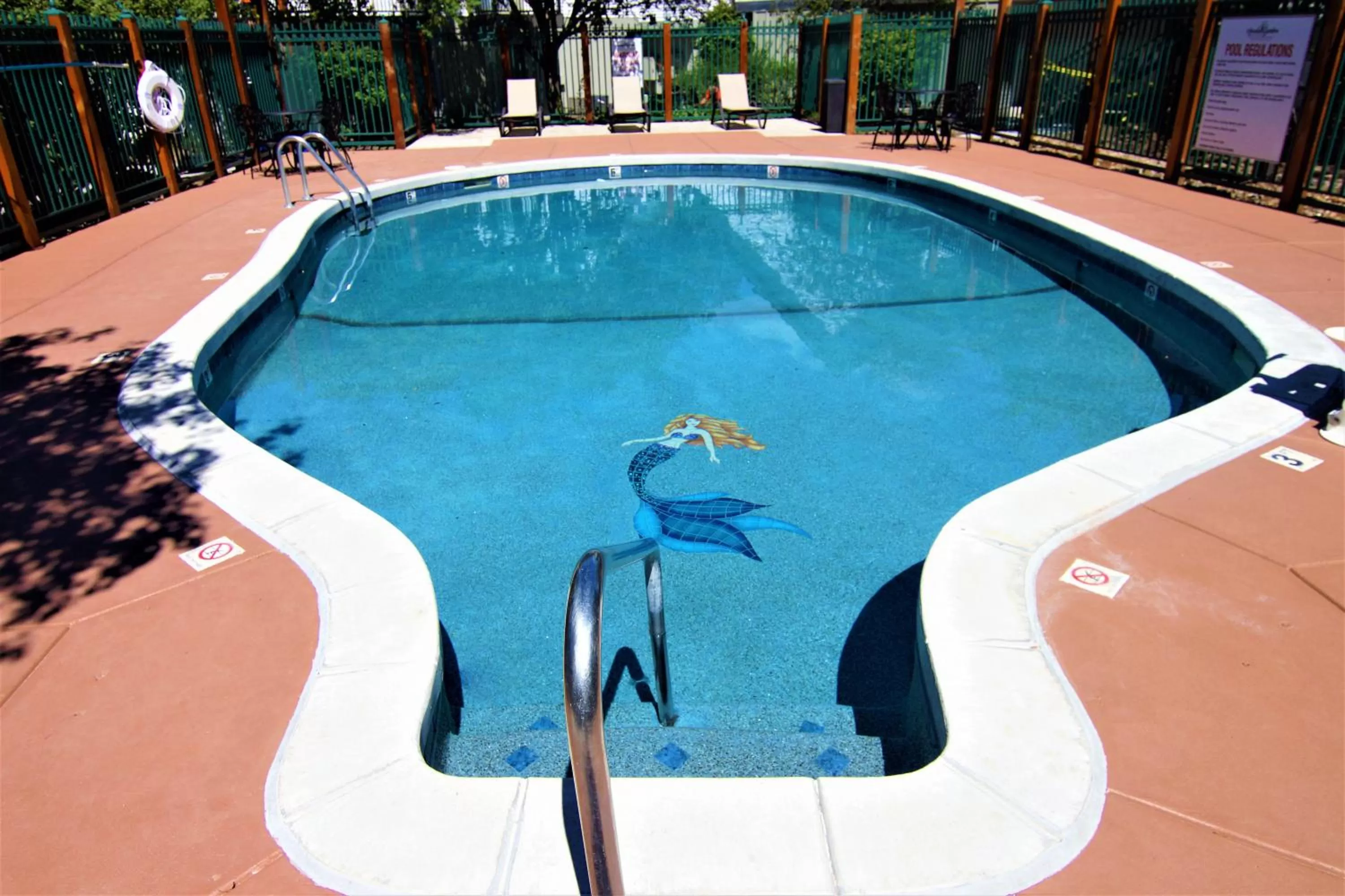 Swimming pool in Annabell Gardens