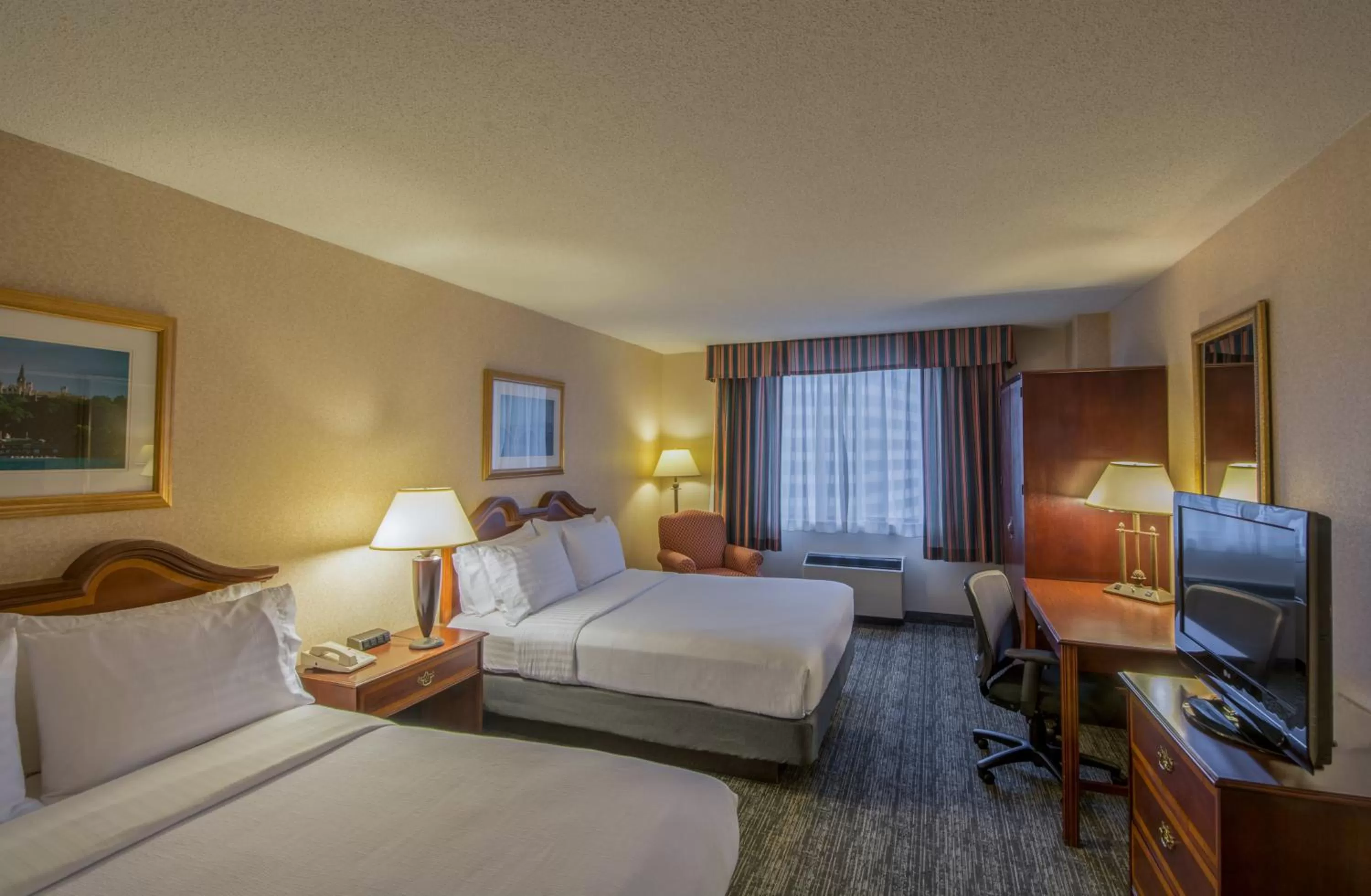 Photo of the whole room, Bed in Holiday Inn Arlington at Ballston by IHG