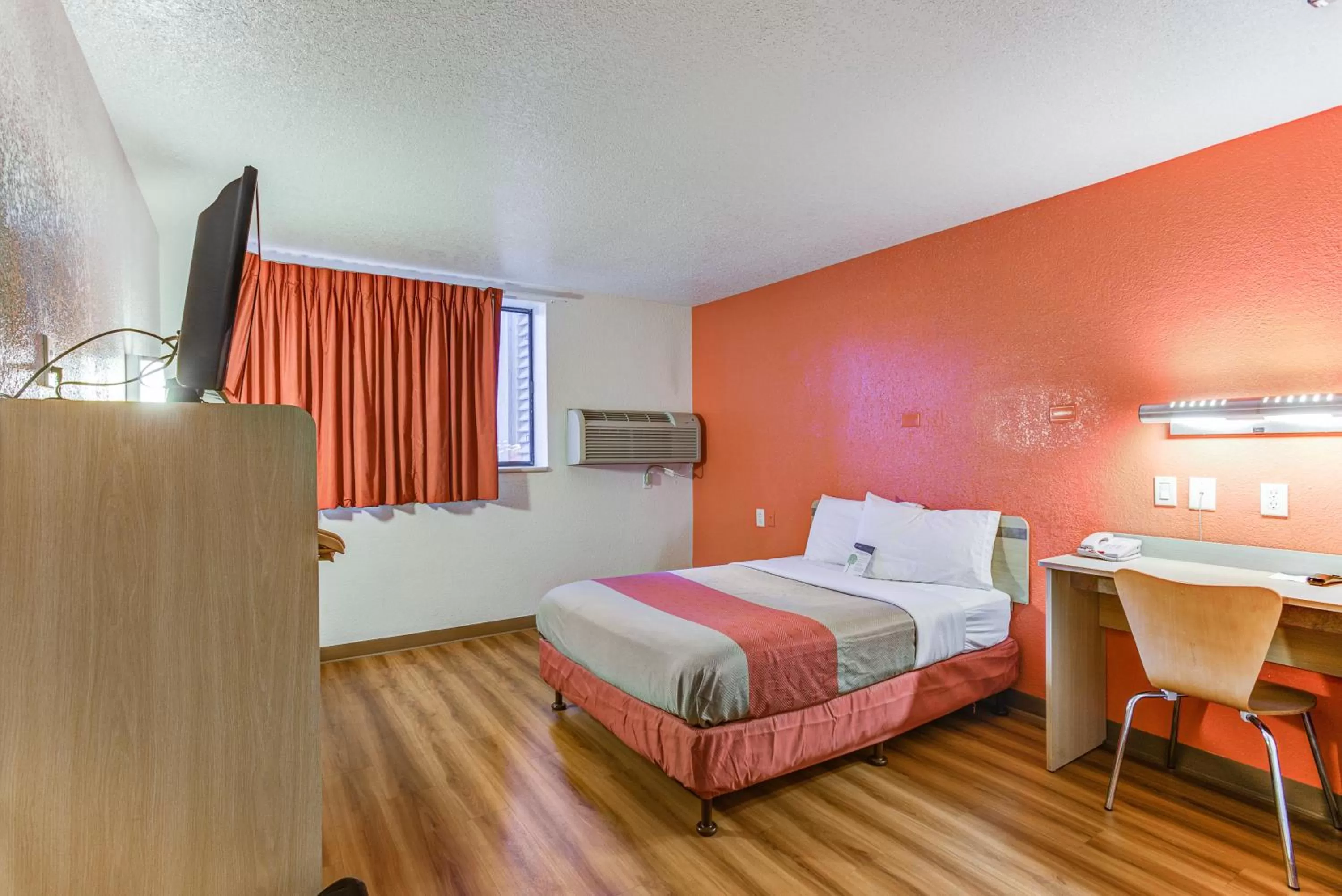 Bedroom, Bed in Motel 6-Portland, OR - Tigard West
