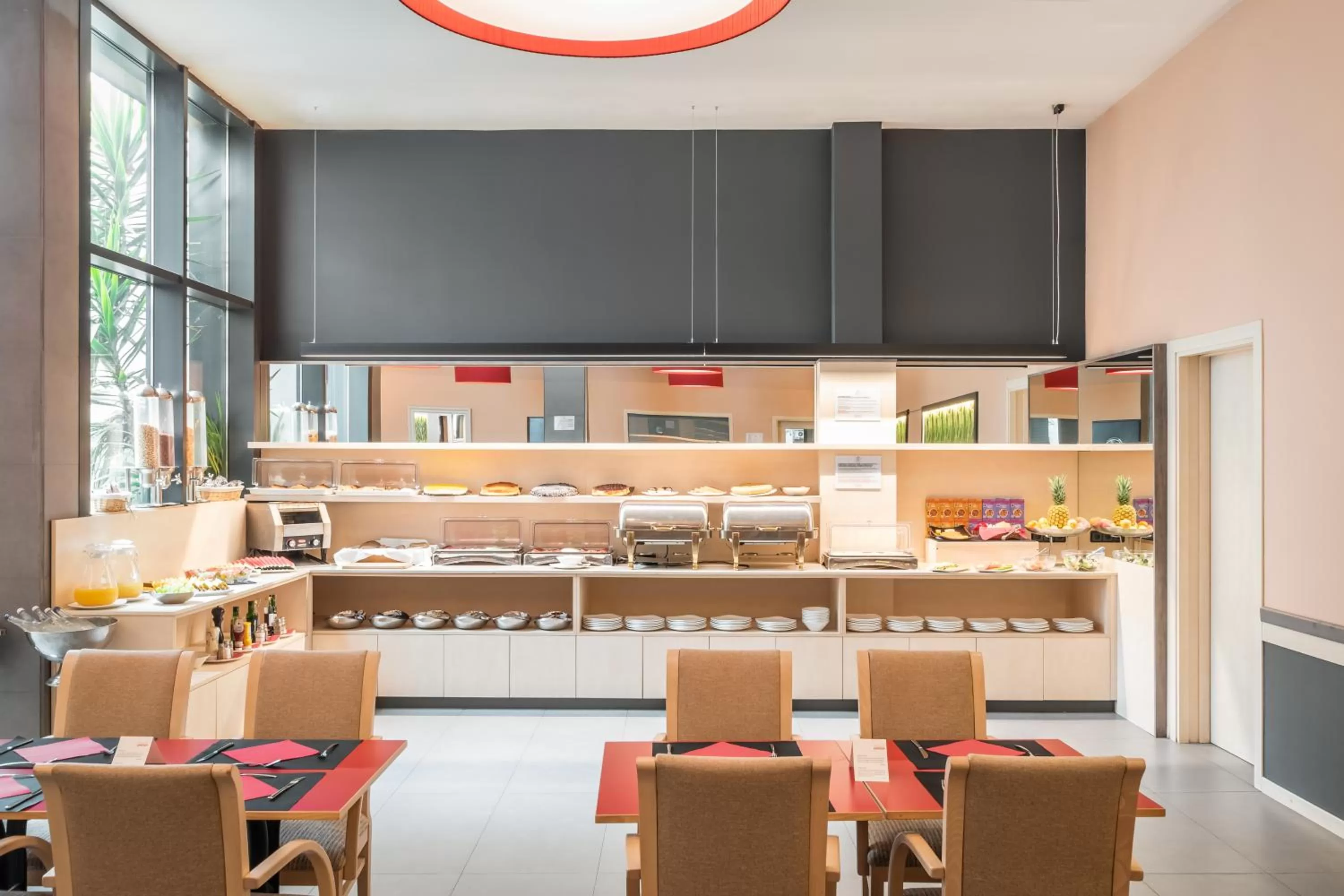 Restaurant/places to eat in Petit Palace Trencadís