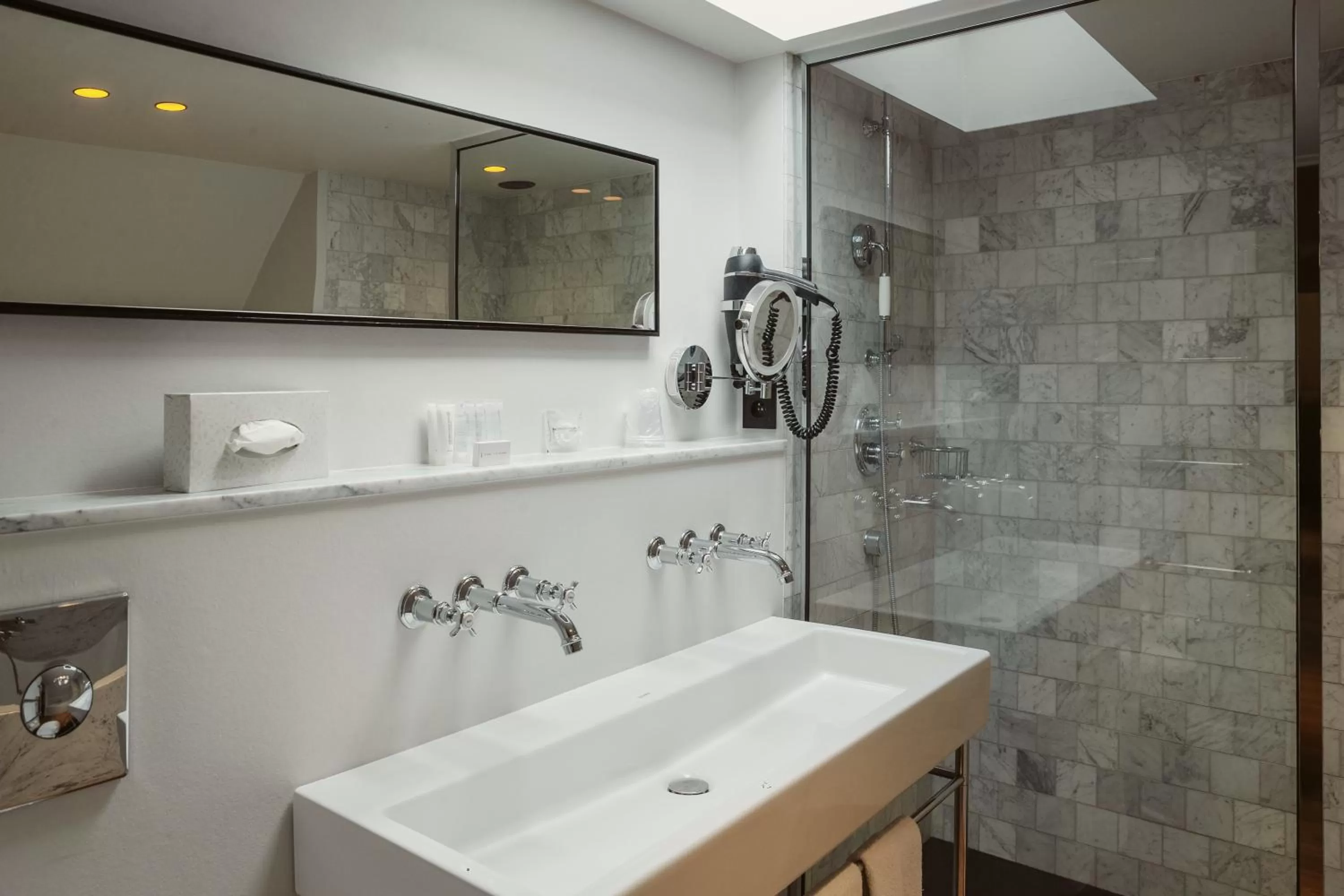 Shower in Auberge du Pêcheur