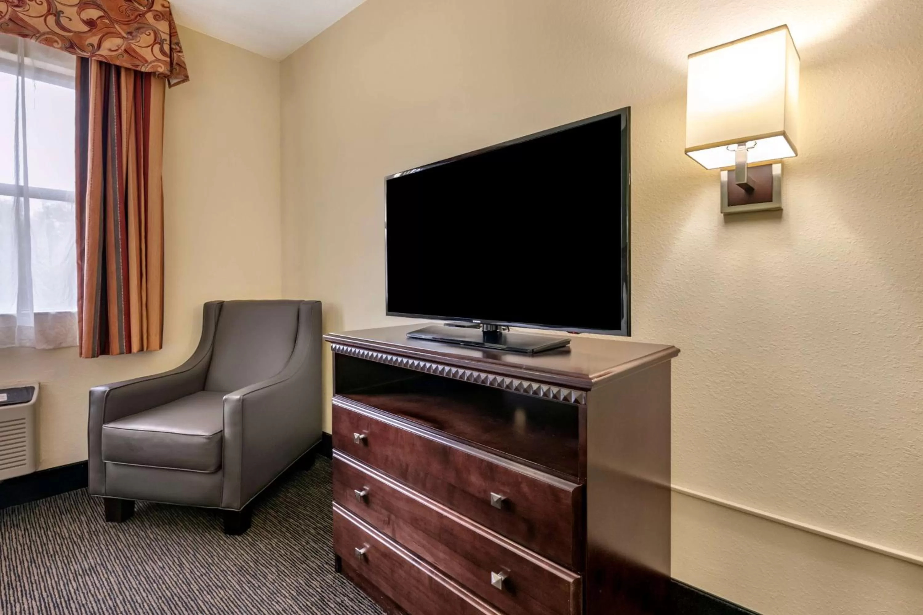 King Room with Roll-in Shower - Disability Access/Non-Smoking in Best Western Gateway Grand