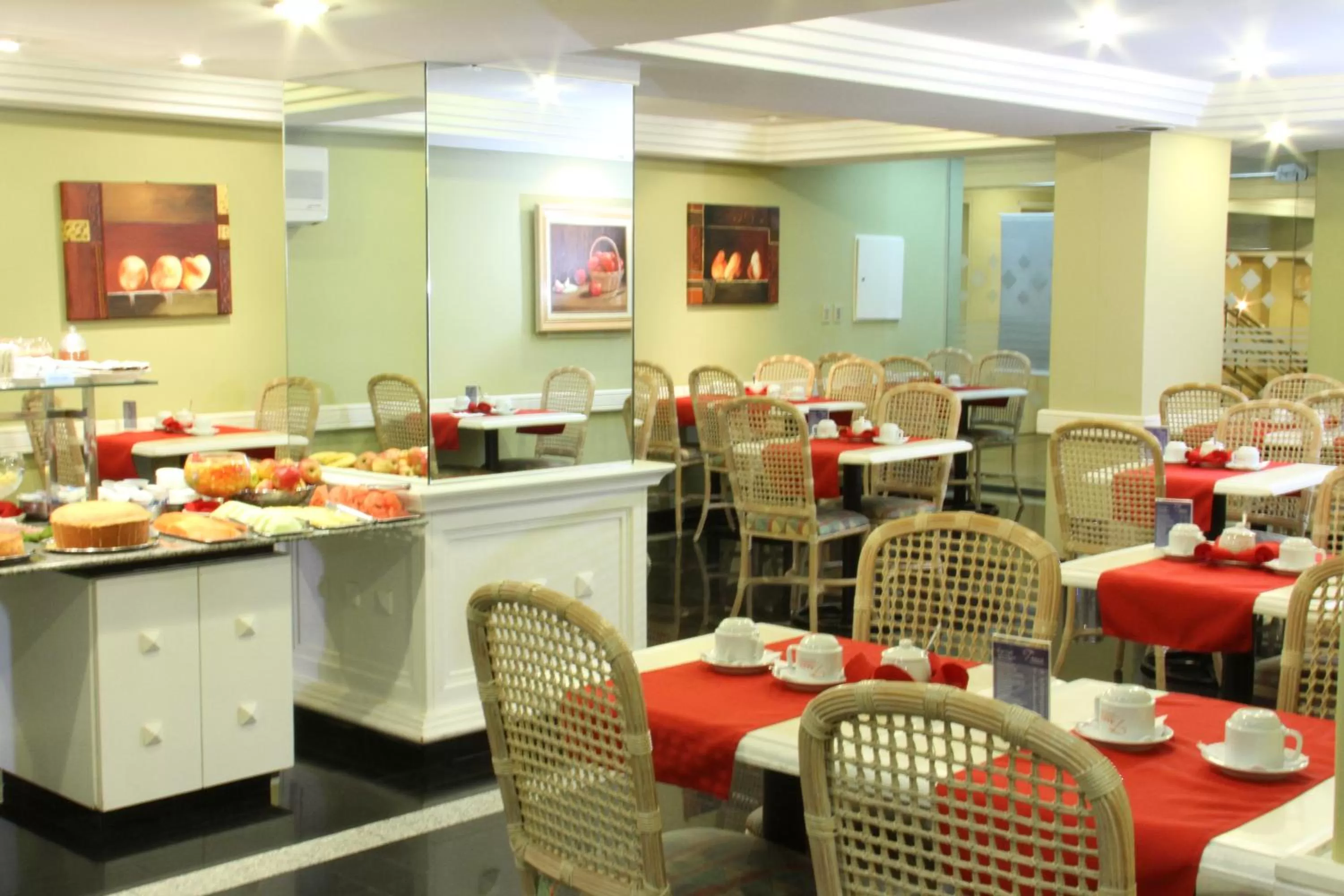 Restaurant/places to eat in Trevi Hotel e Business