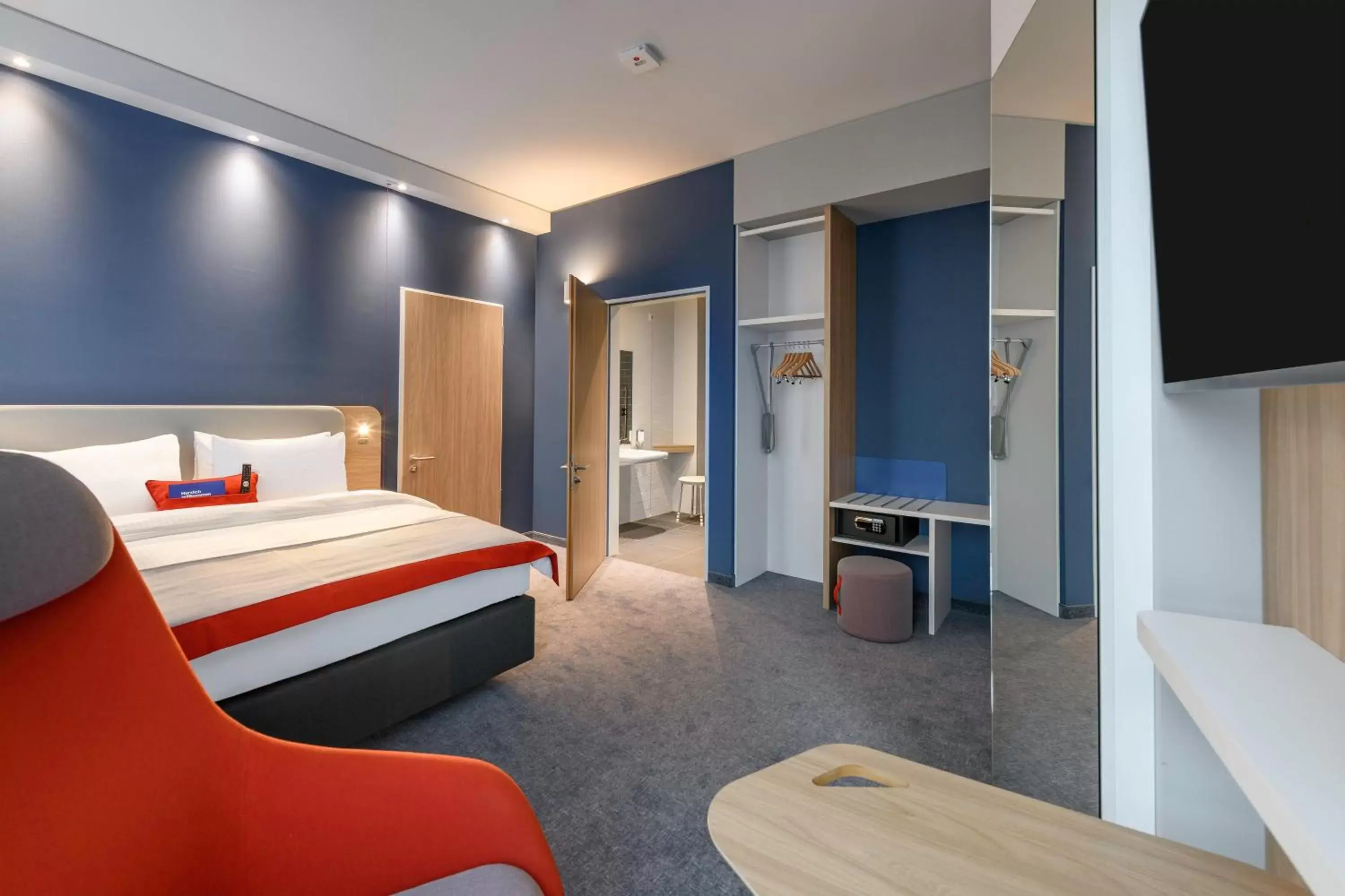 Standard Queen Room - Mobility Accessible in Holiday Inn Express - Regensburg by IHG Standard Queen Room - Mobility Accessible in Holiday Inn Express - Regensburg by IHG