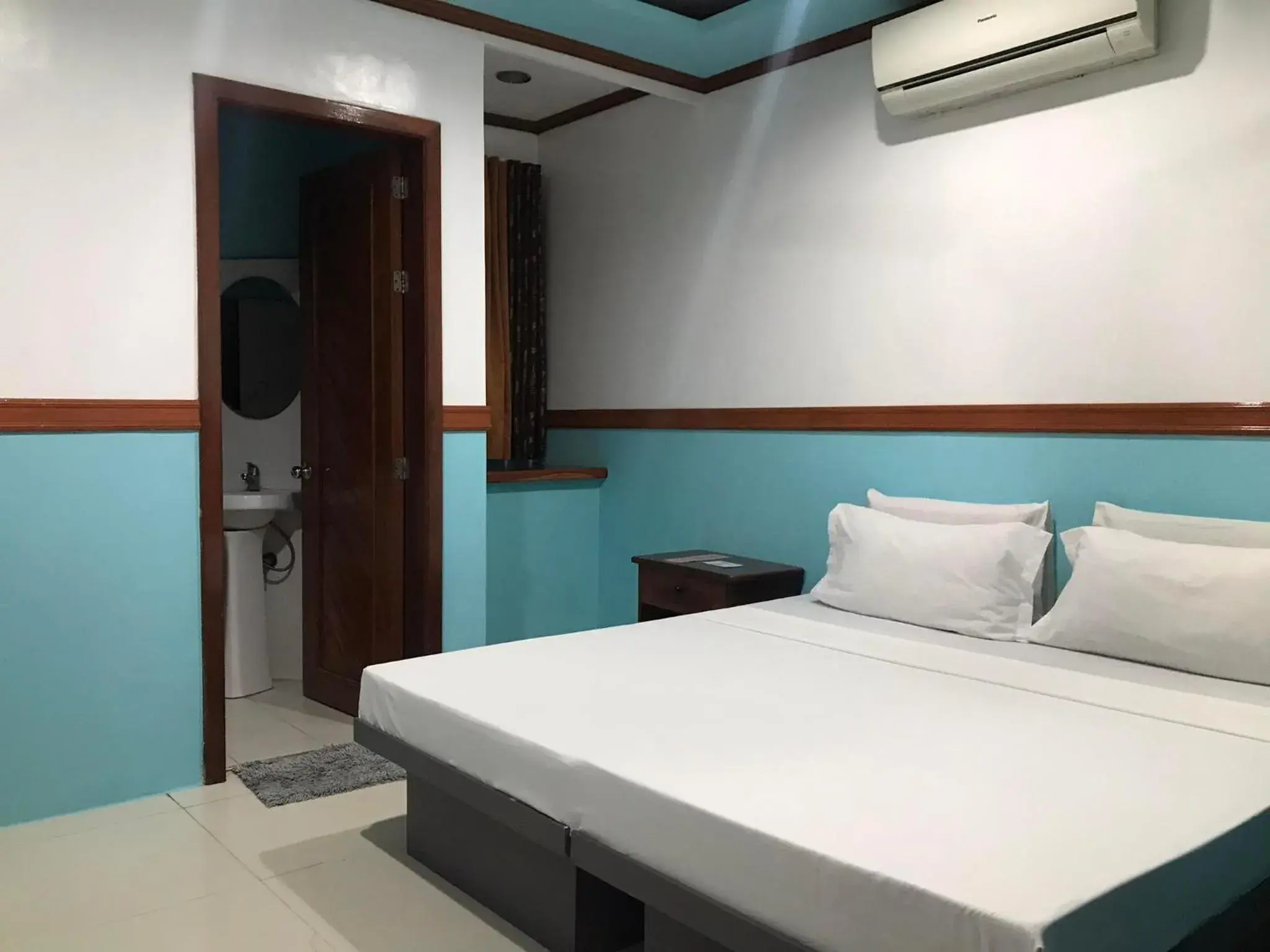 Standard Queen Room in Garnet Hotel Standard Queen Room in Garnet Hotel