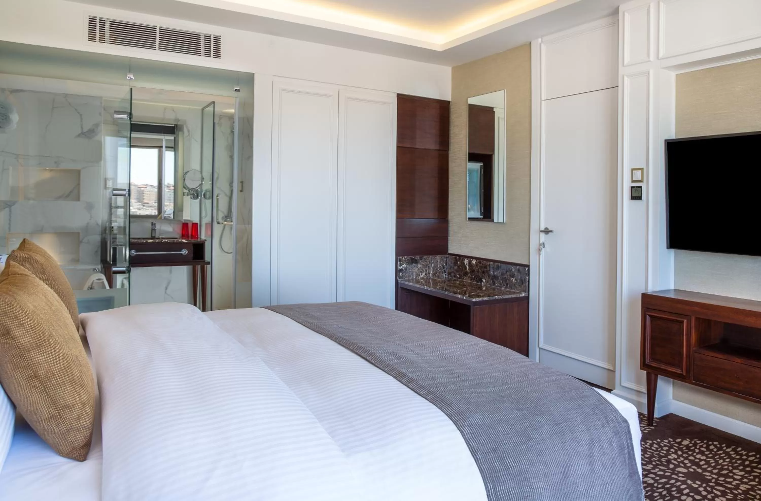 Bed in Mövenpick Hotel Amman