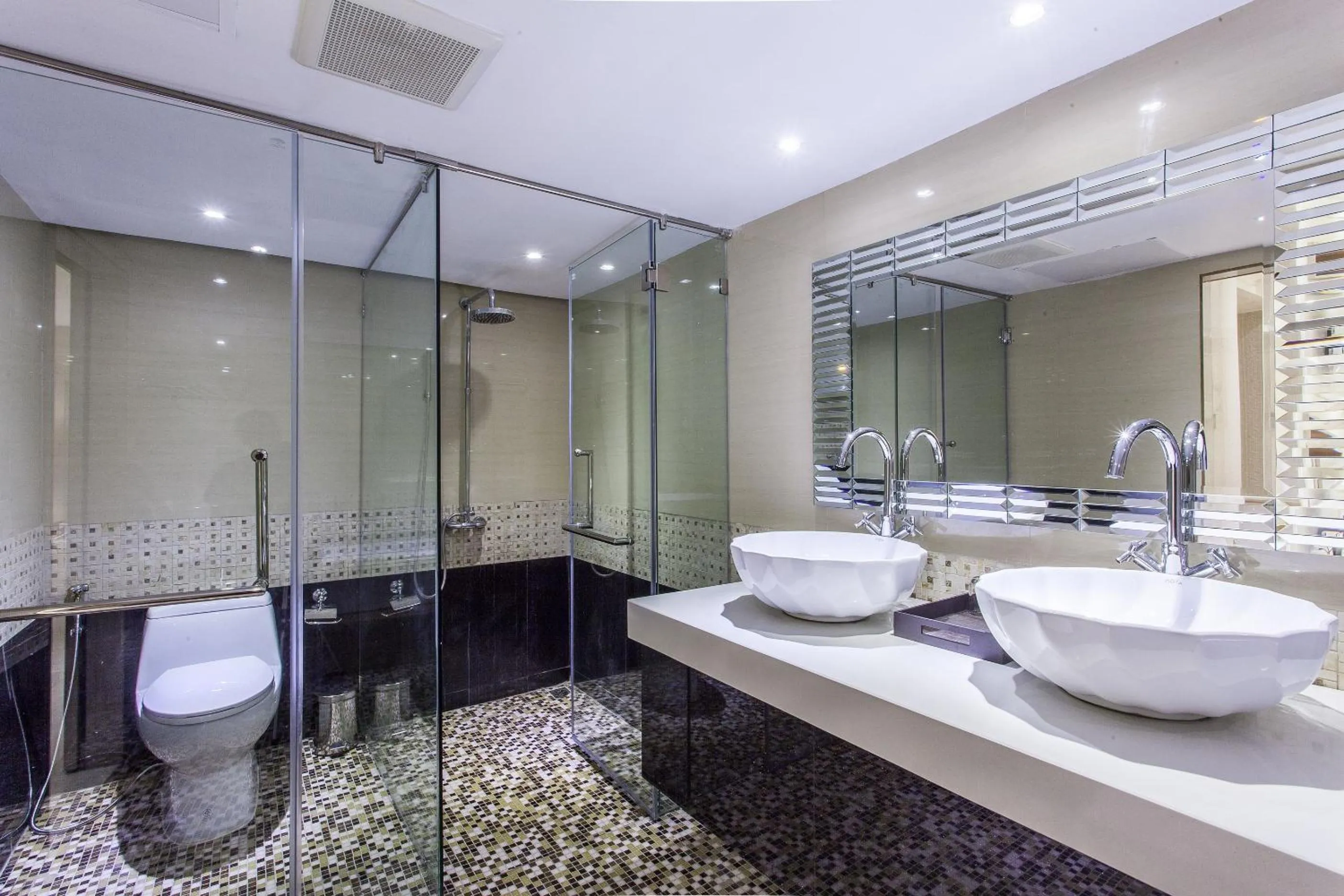 Bathroom in Patong Heritage Hotel Phuket - SHA Extra Plus