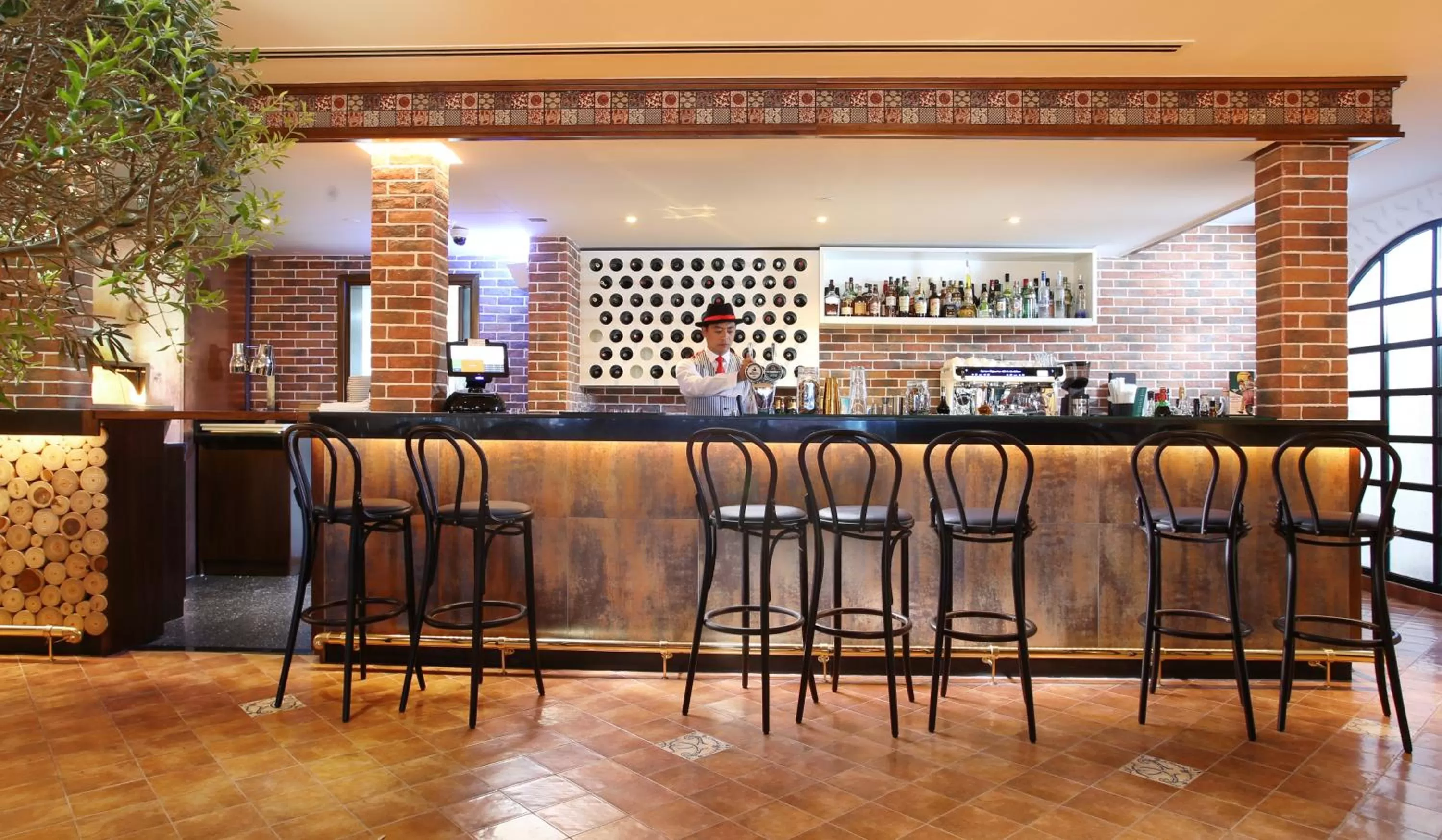 Restaurant/places to eat in Metropolitan Hotel Dubai