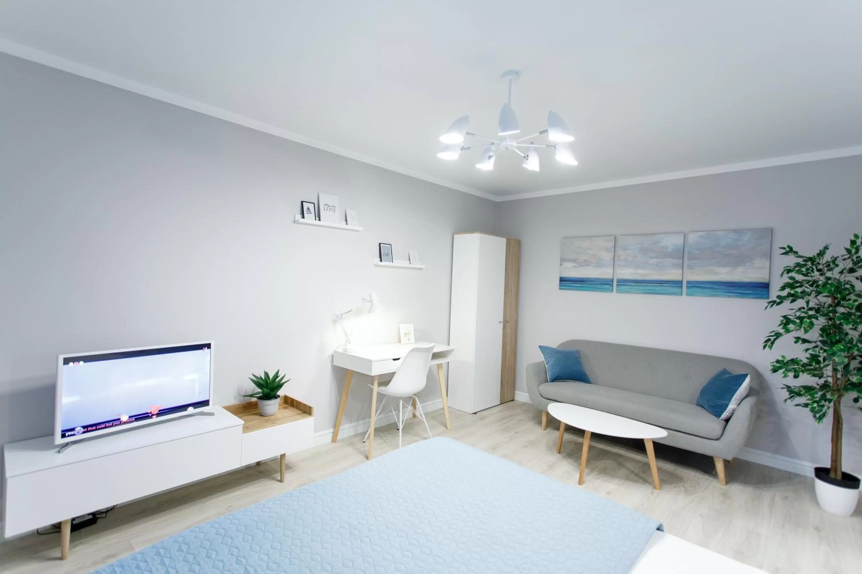 Decorative detail, Bed in Apart-Hotel LAVINA з ДЖАКУЗІ