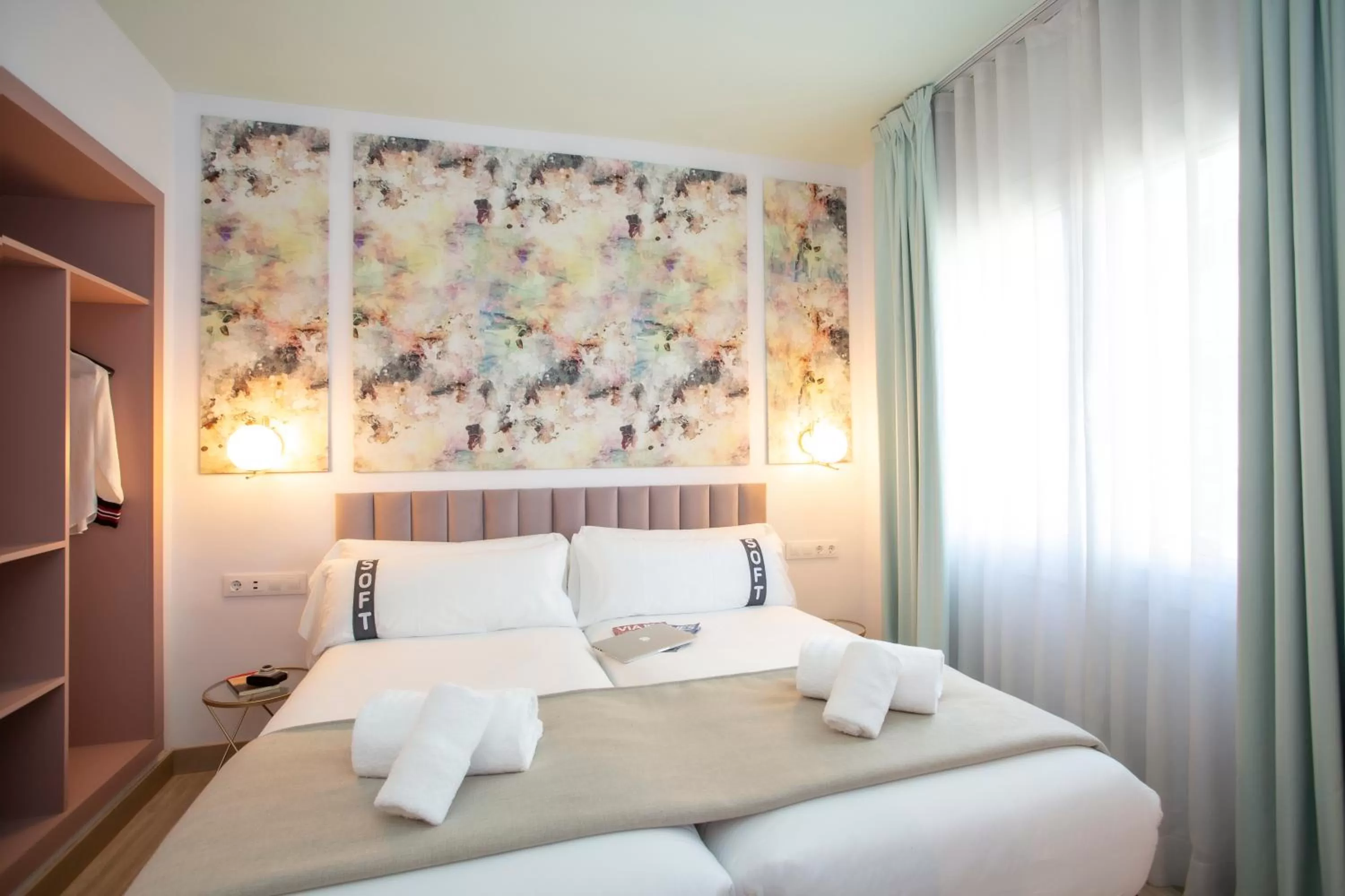 Photo of the whole room, Bed in Casual Colours Barcelona