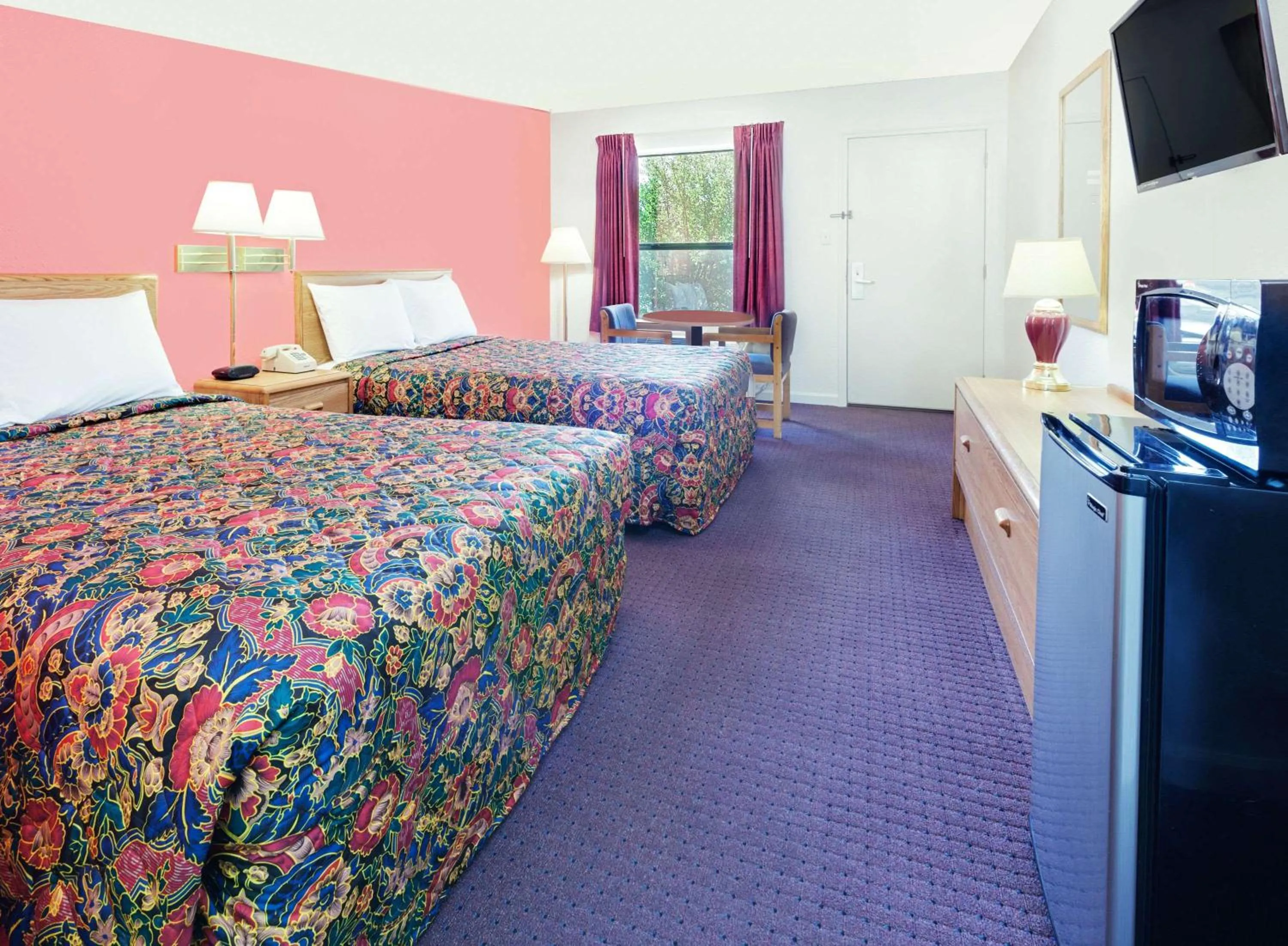 Photo of the whole room, Bed in Knights Inn Muskogee