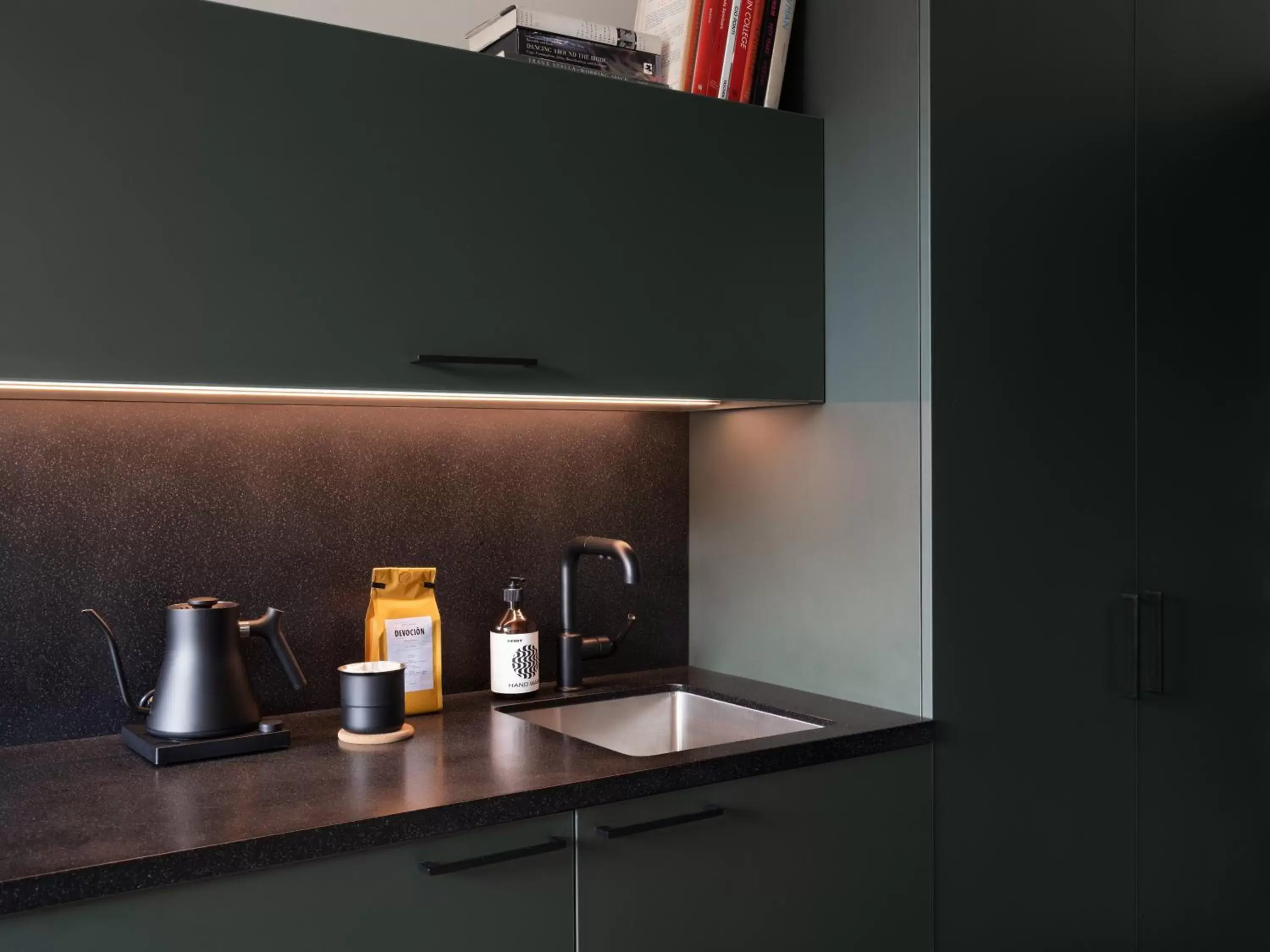 Supreme Queen Accessible in Penny Williamsburg Supreme Queen Accessible in Penny Williamsburg