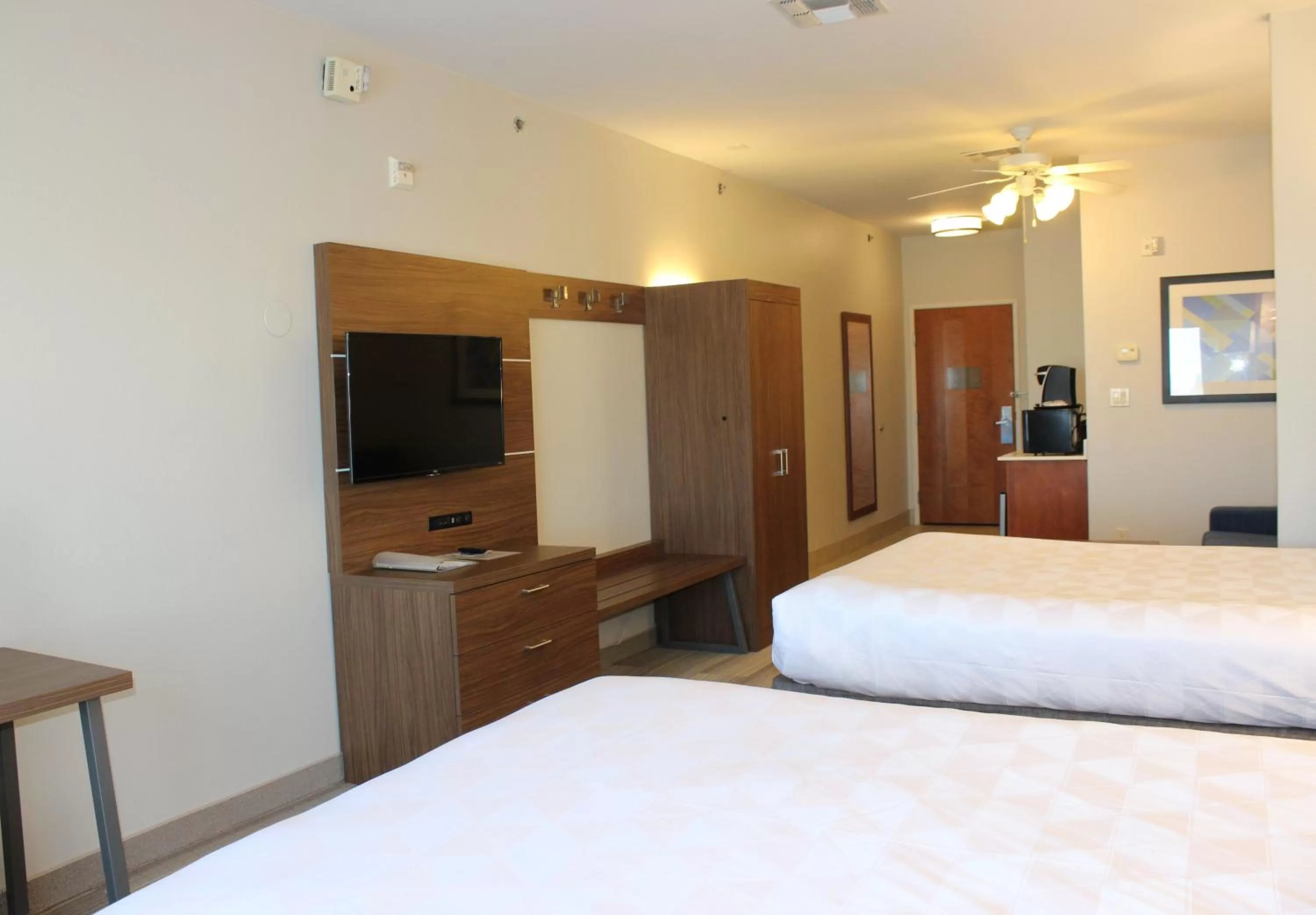 Photo of the whole room, Bed in Holiday Inn Express Hotel & Suites Mansfield by IHG