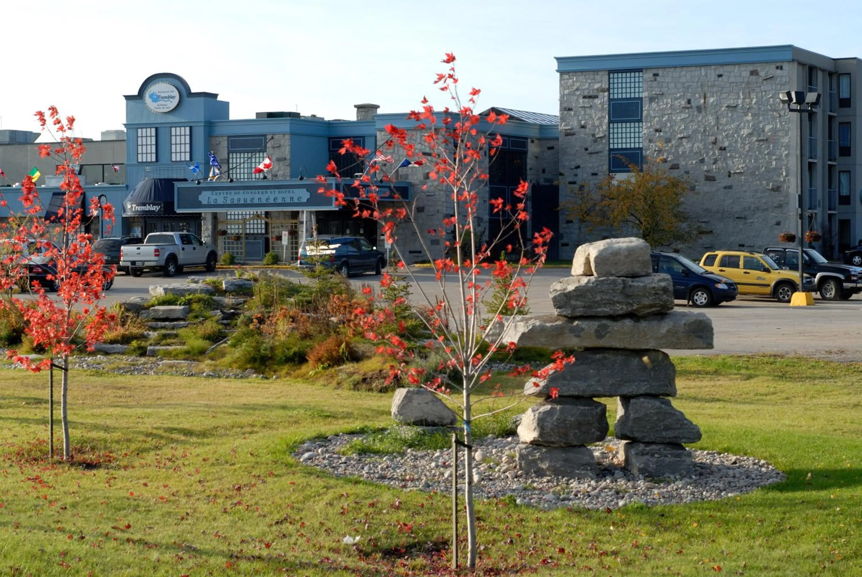 Facade/entrance in La Saguenéenne - Hôtel et Centre de Congrès