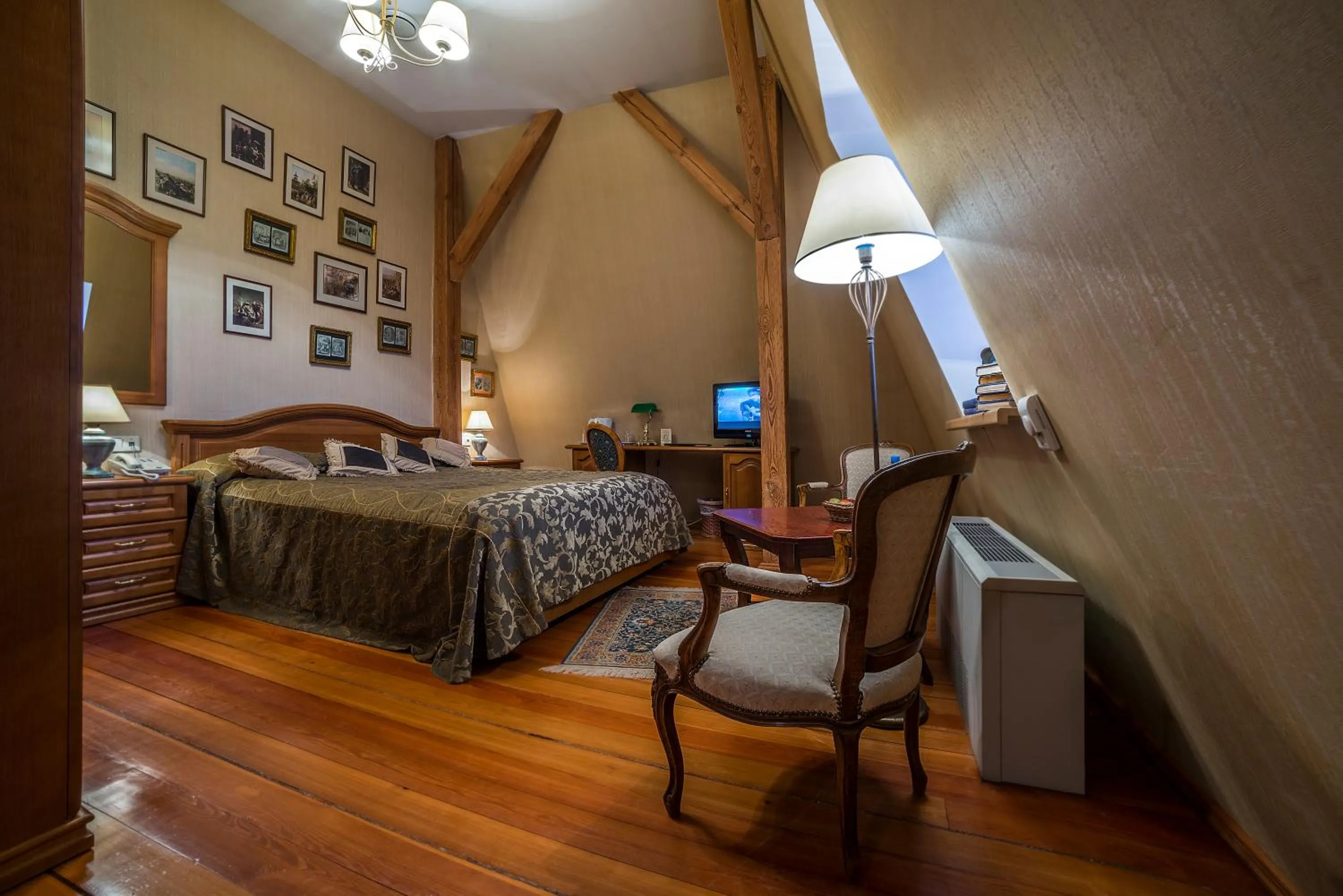 Photo of the whole room, Bed in Shakespeare Boutique Hotel