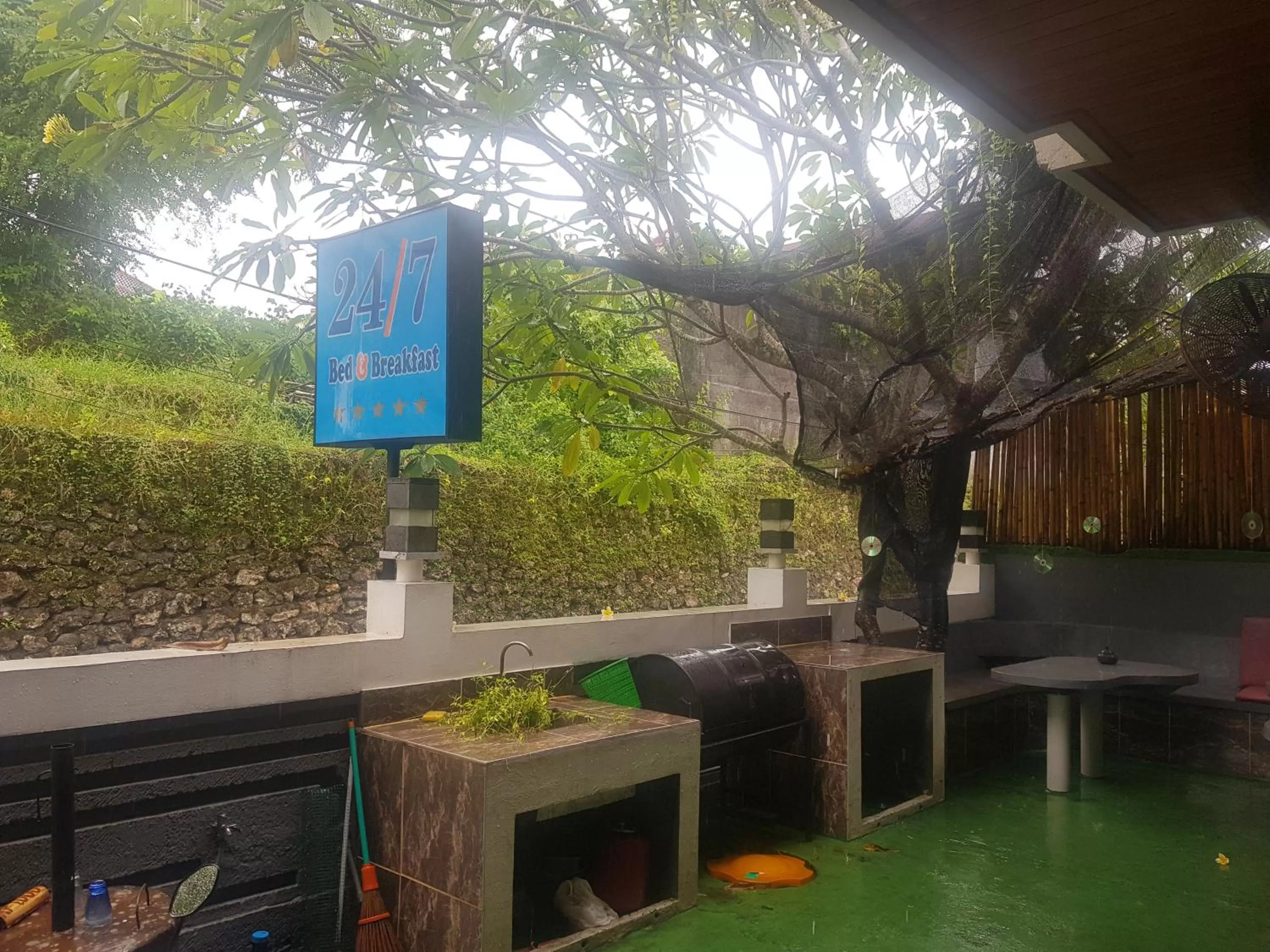 Patio in 24/7 Bed & Breakfast