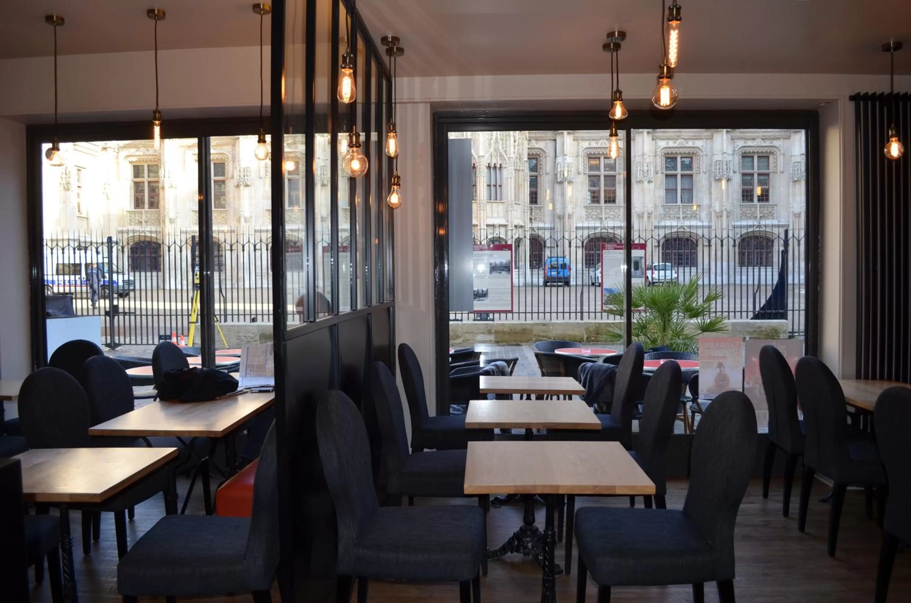 Restaurant/places to eat in Les Initiés