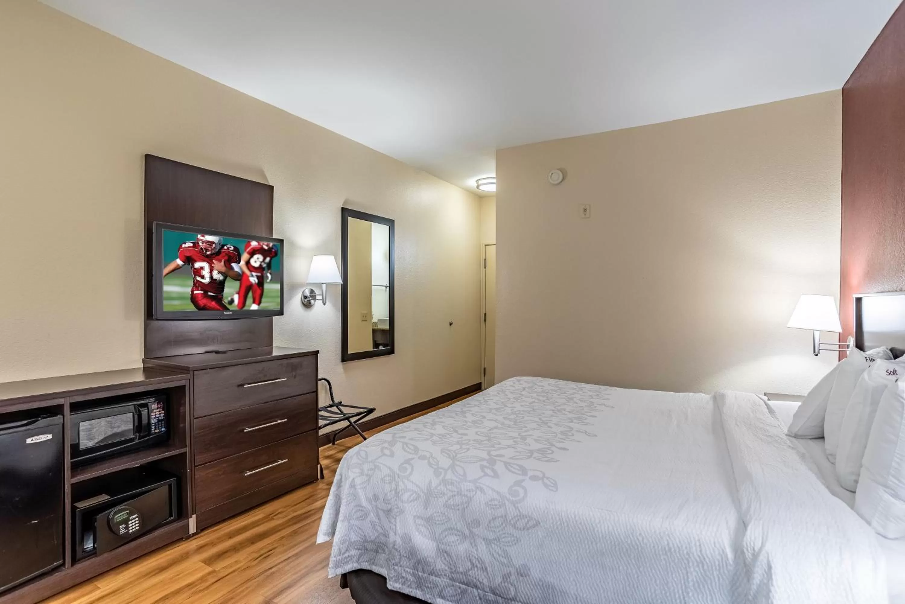 Photo of the whole room, Bed in Red Roof Inn PLUS + Phoenix West