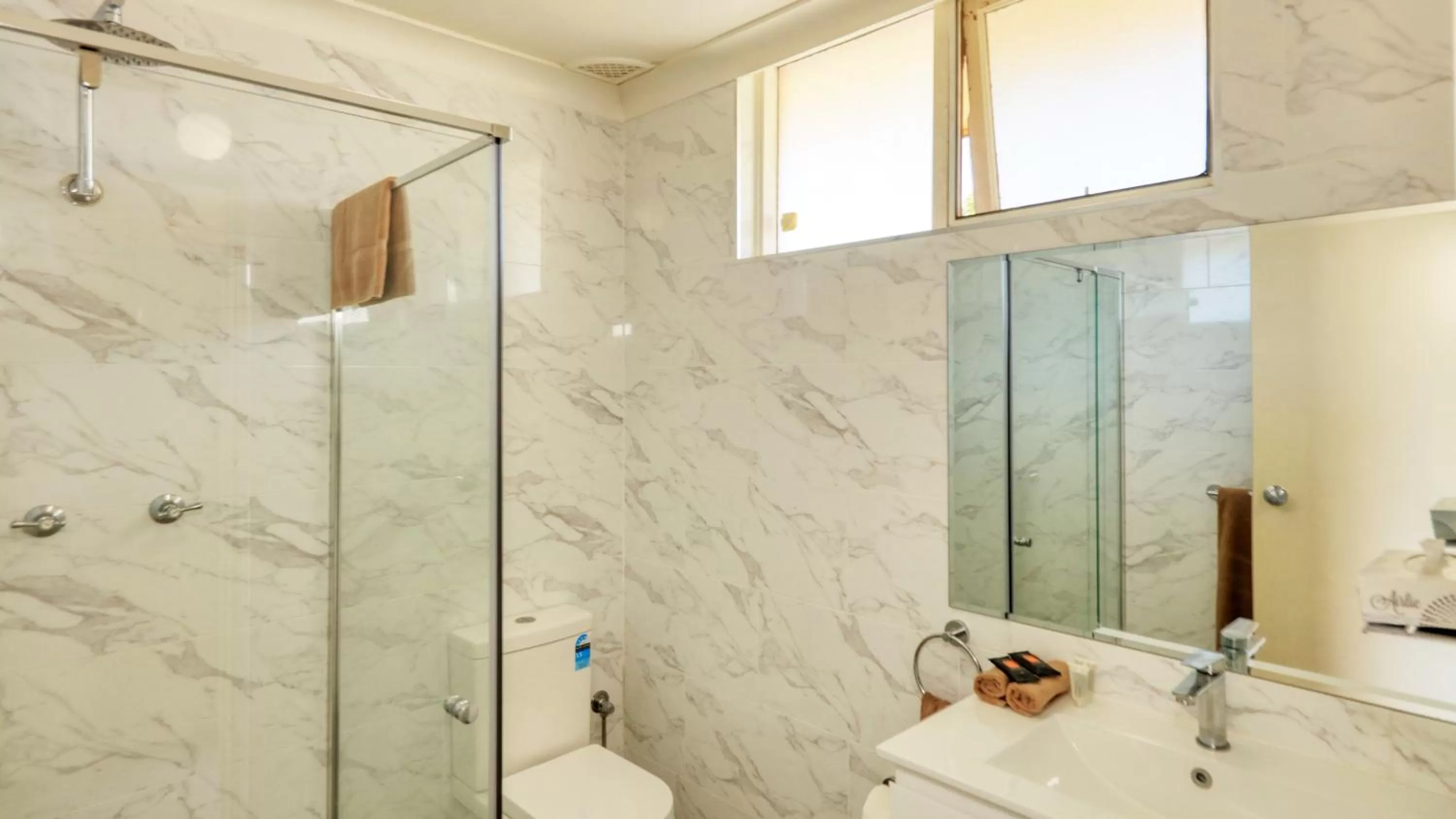 Shower in Cootamundra Gardens Motel