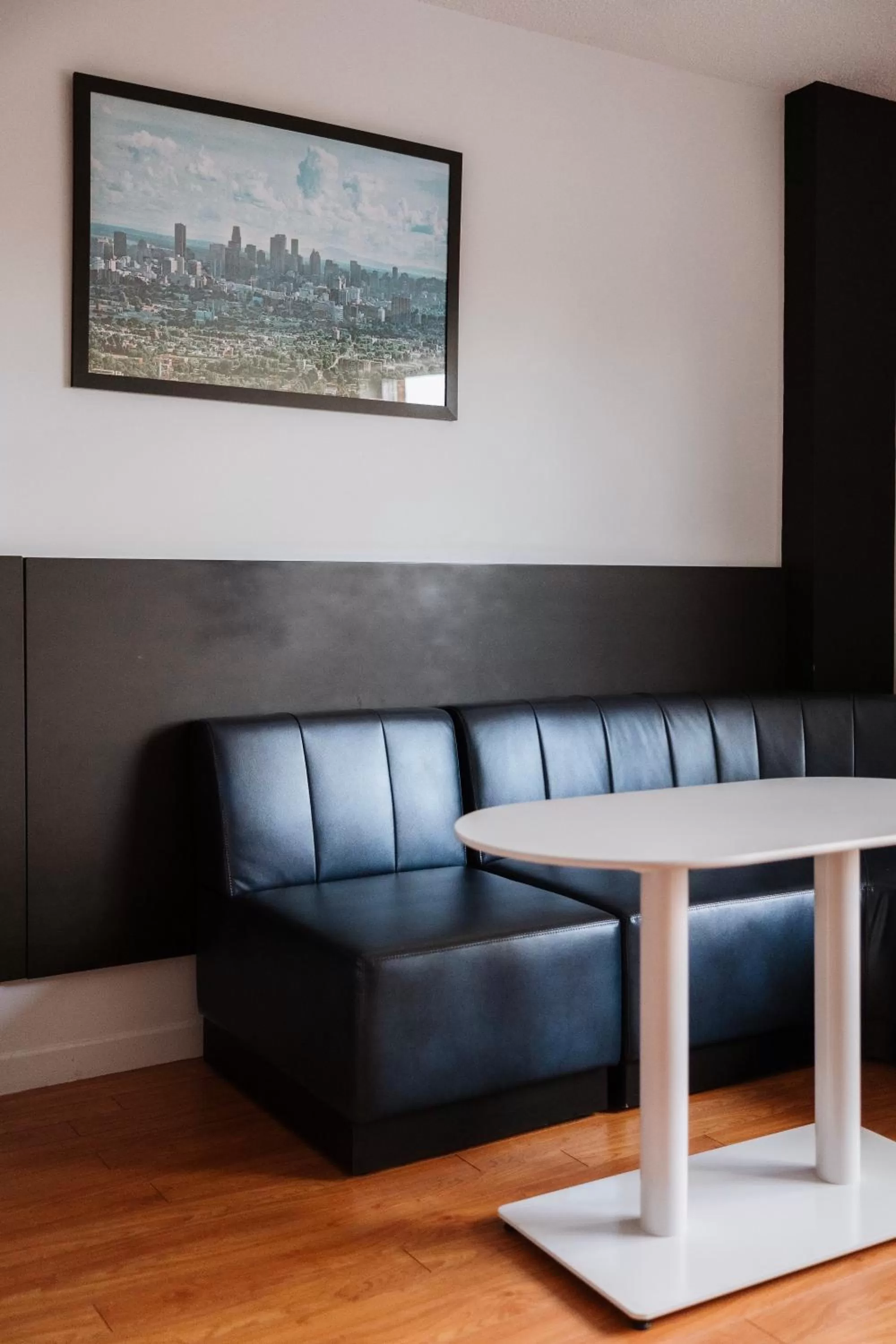 Seating area in Le Dauphin Montréal-Longueuil