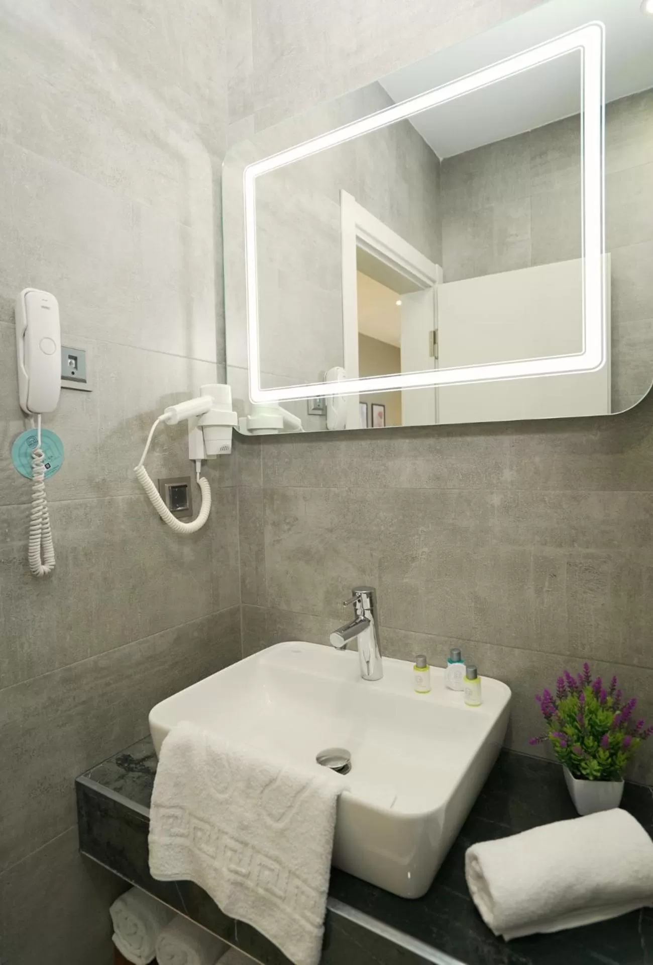 Bathroom in Homey AirPort Hotel