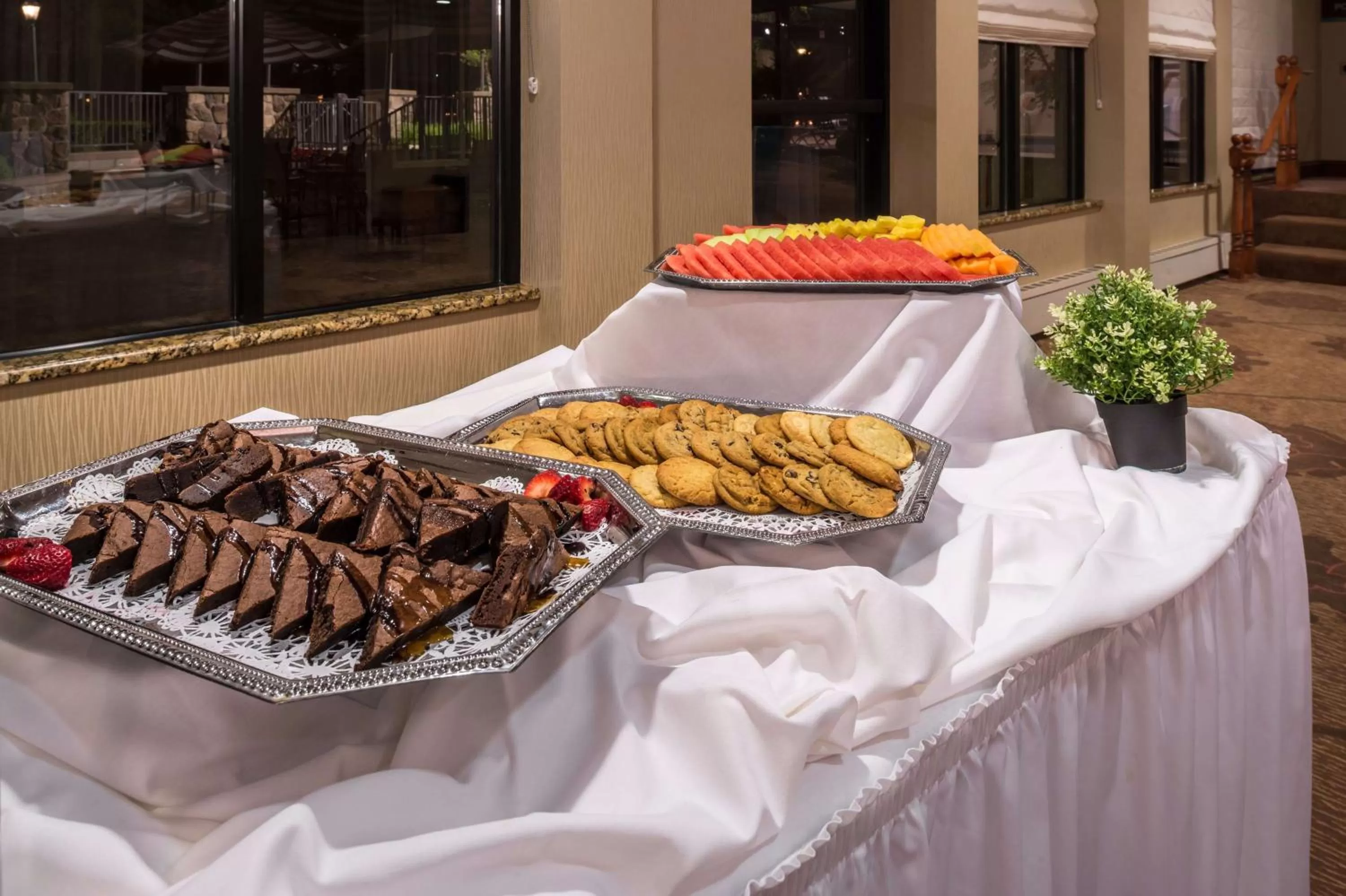 Dining area in Hilton Garden Inn Detroit Southfield