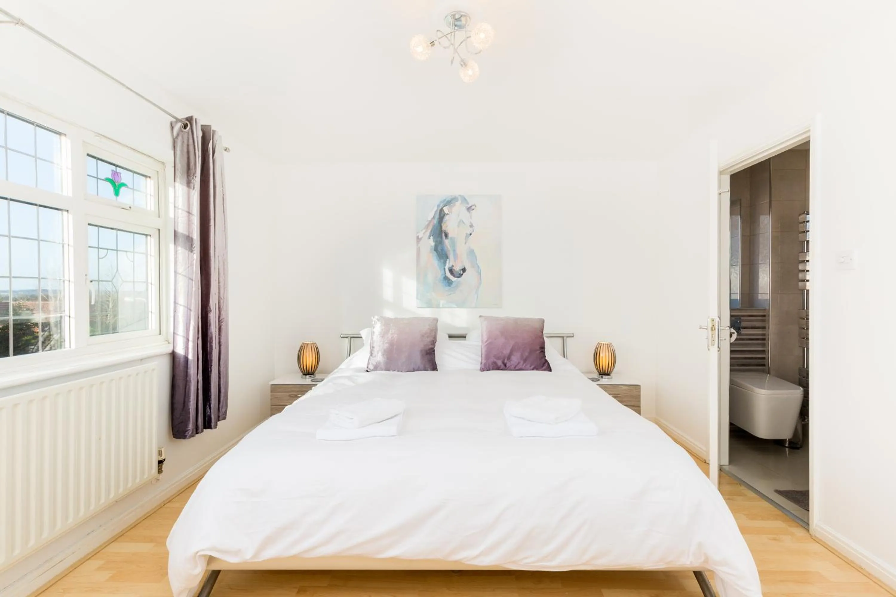 Bedroom, Bed in Drayton Manor House FREE parking