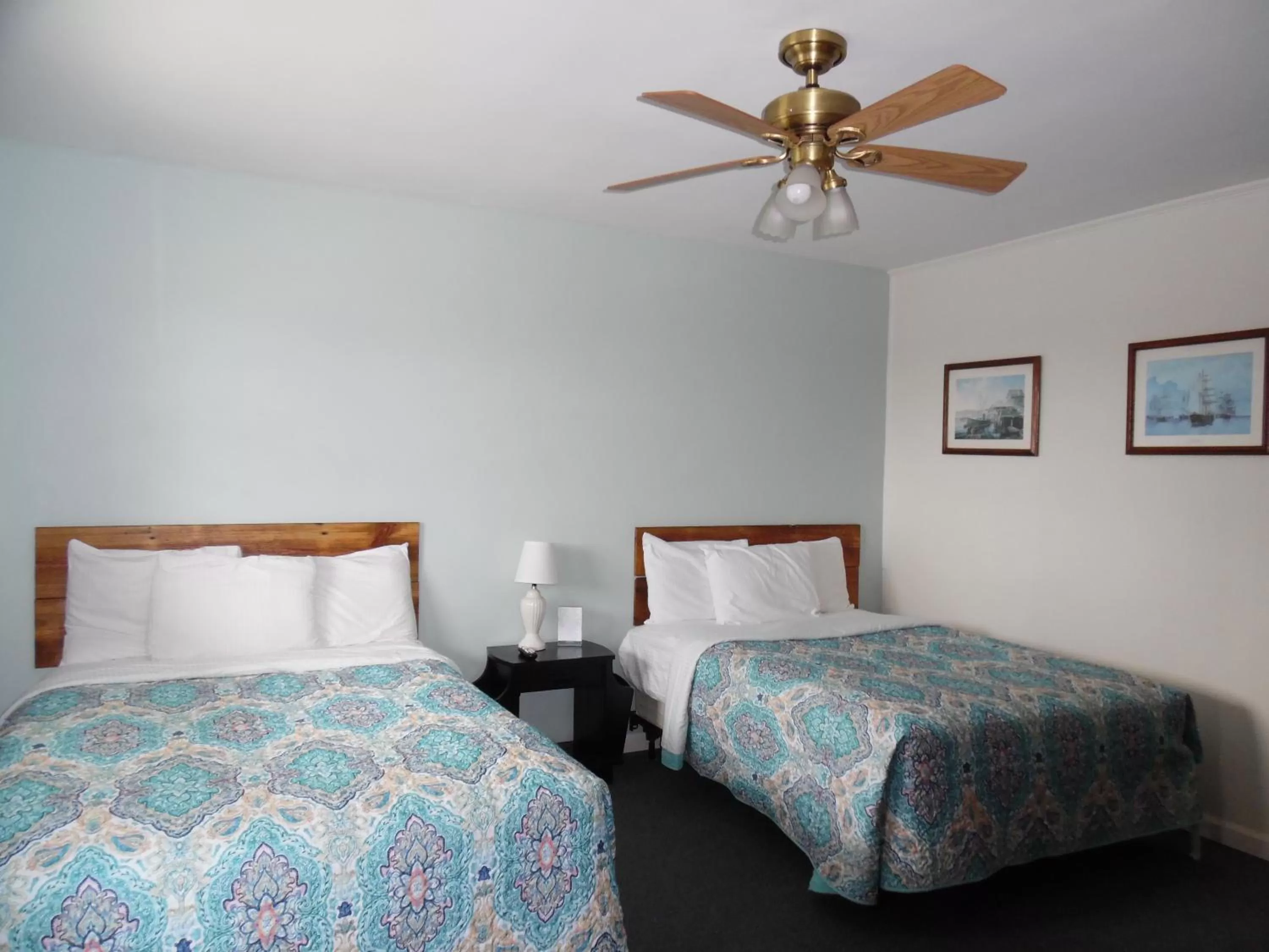 Bed in Wachapreague Inn - Motel Rooms