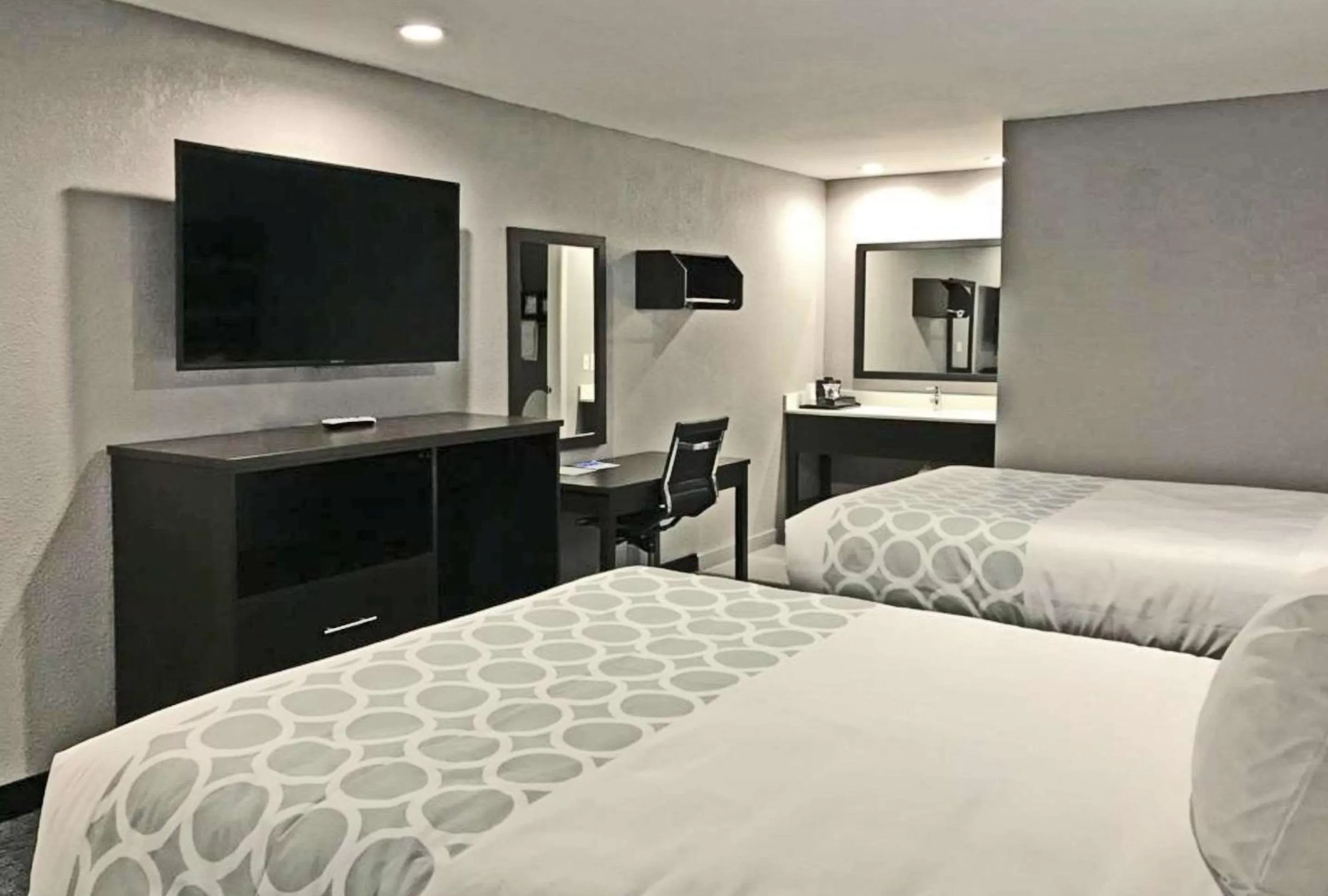 Bedroom, Bed in Rodeway Inn Calhoun South