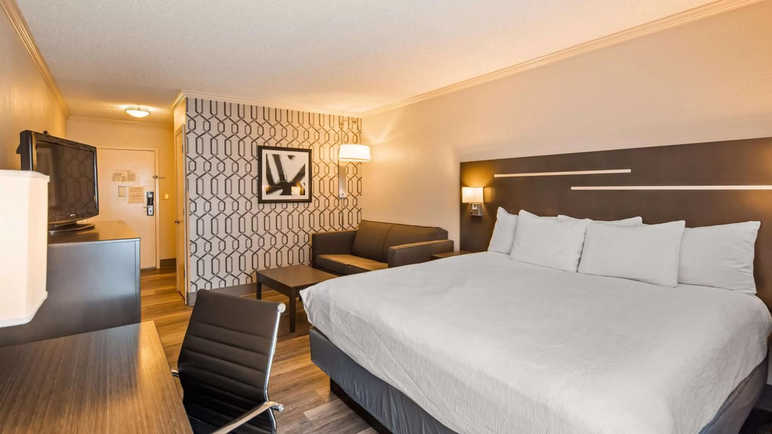 Bedroom, Bed in Best Western Plus Morristown Conference Center