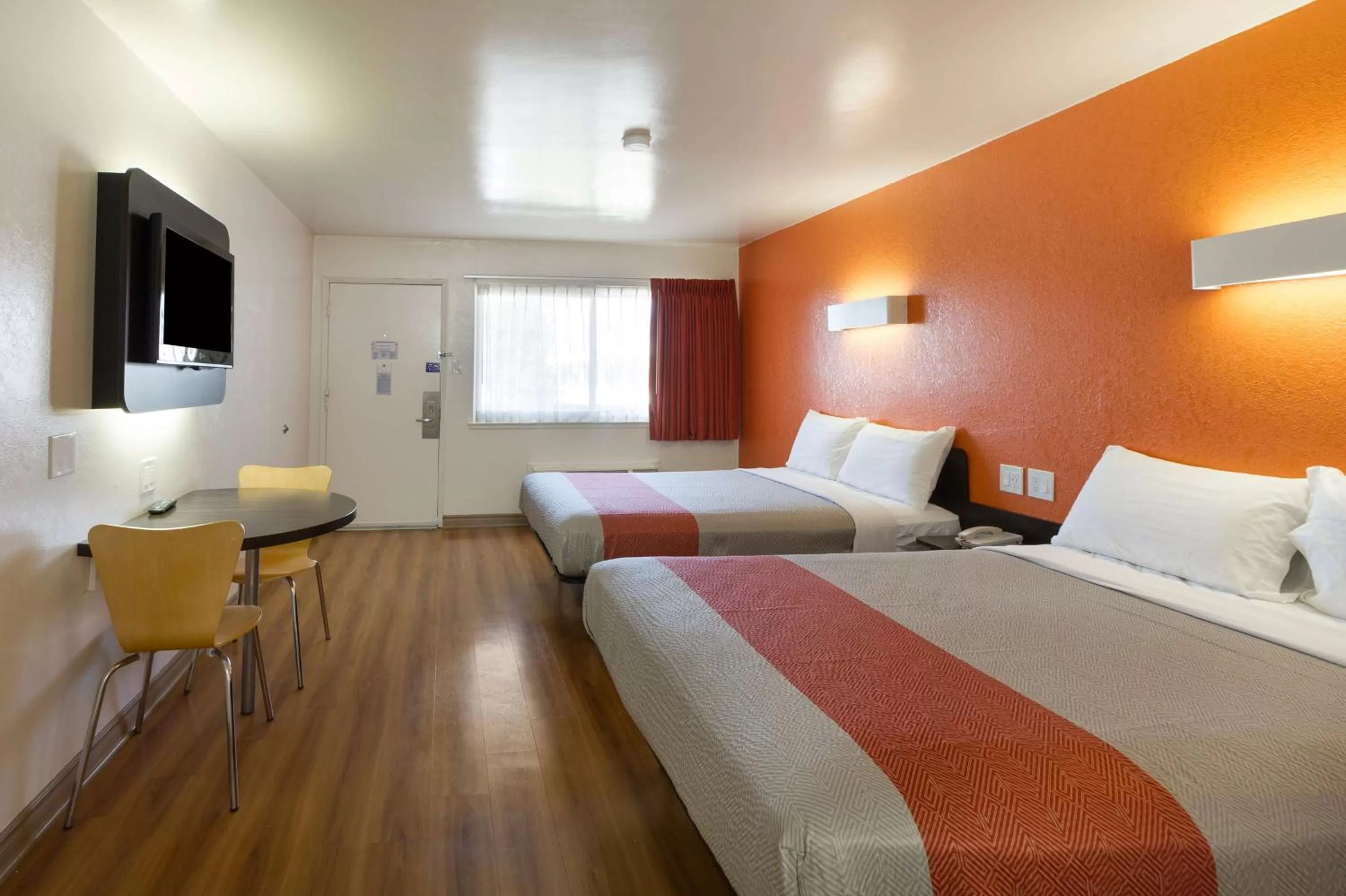 TV and multimedia, Bed in Motel 6-Claremont, CA