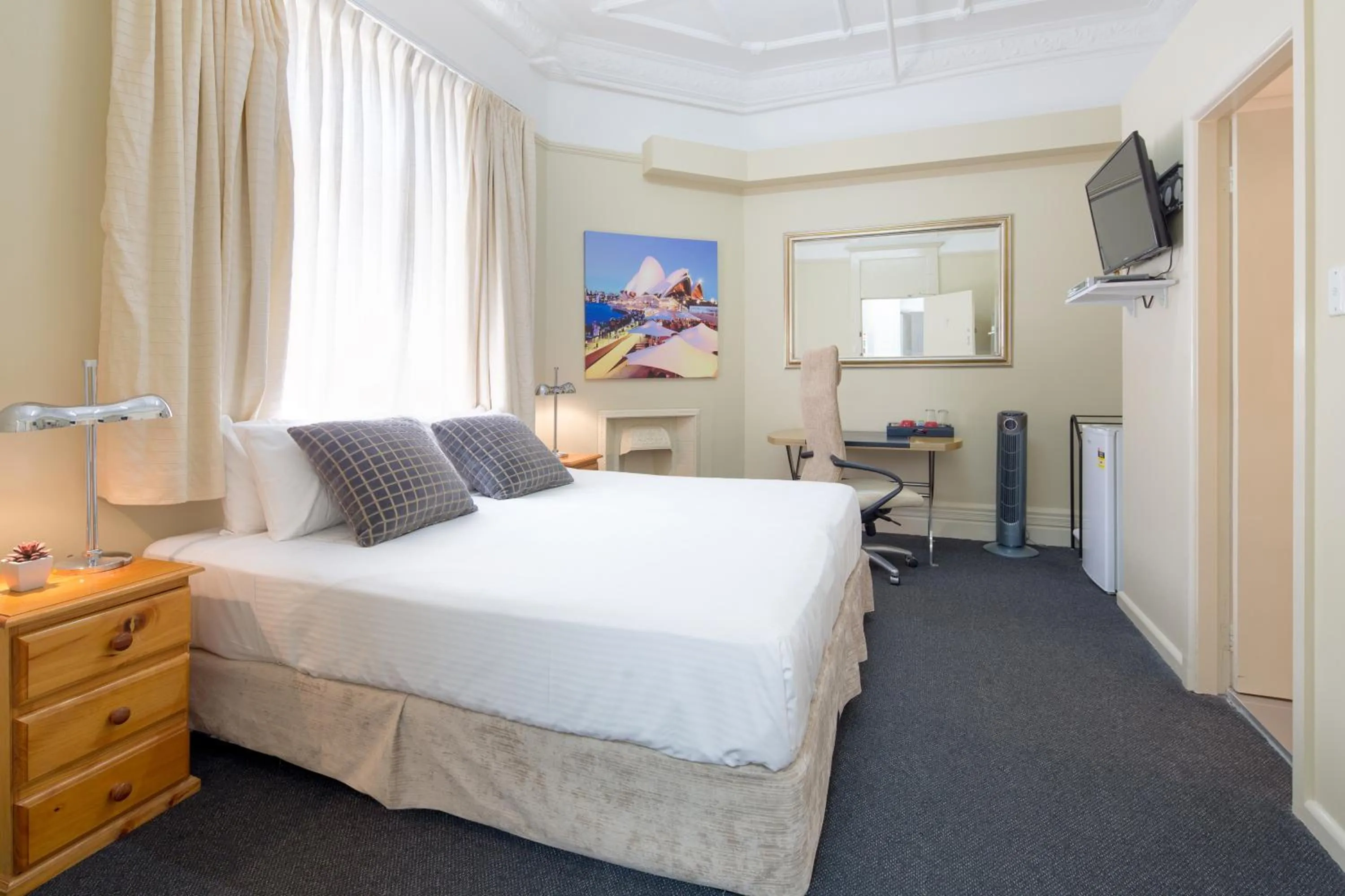 Photo of the whole room, Bed in Neutral Bay Lodge