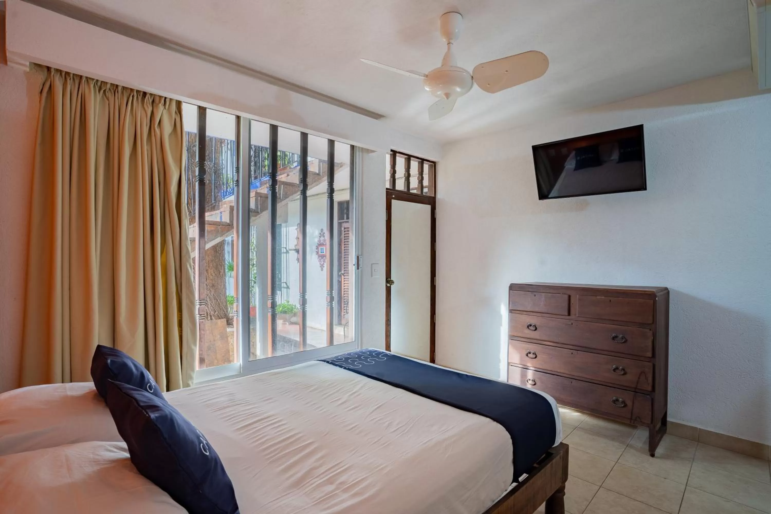 Bedroom, Bed in Hotel Mision, Acapulco centro