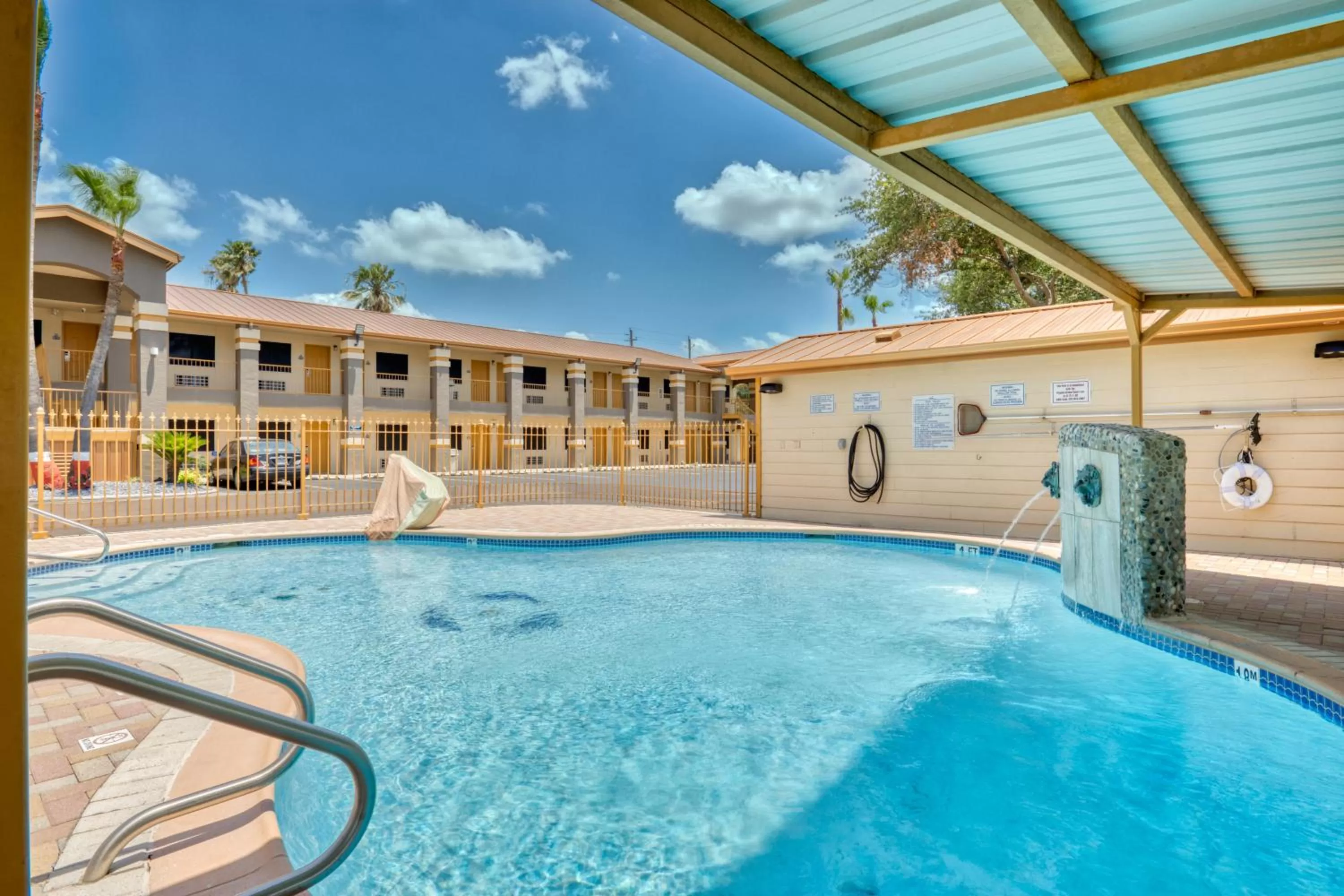 Swimming pool in Texas Inn Donna