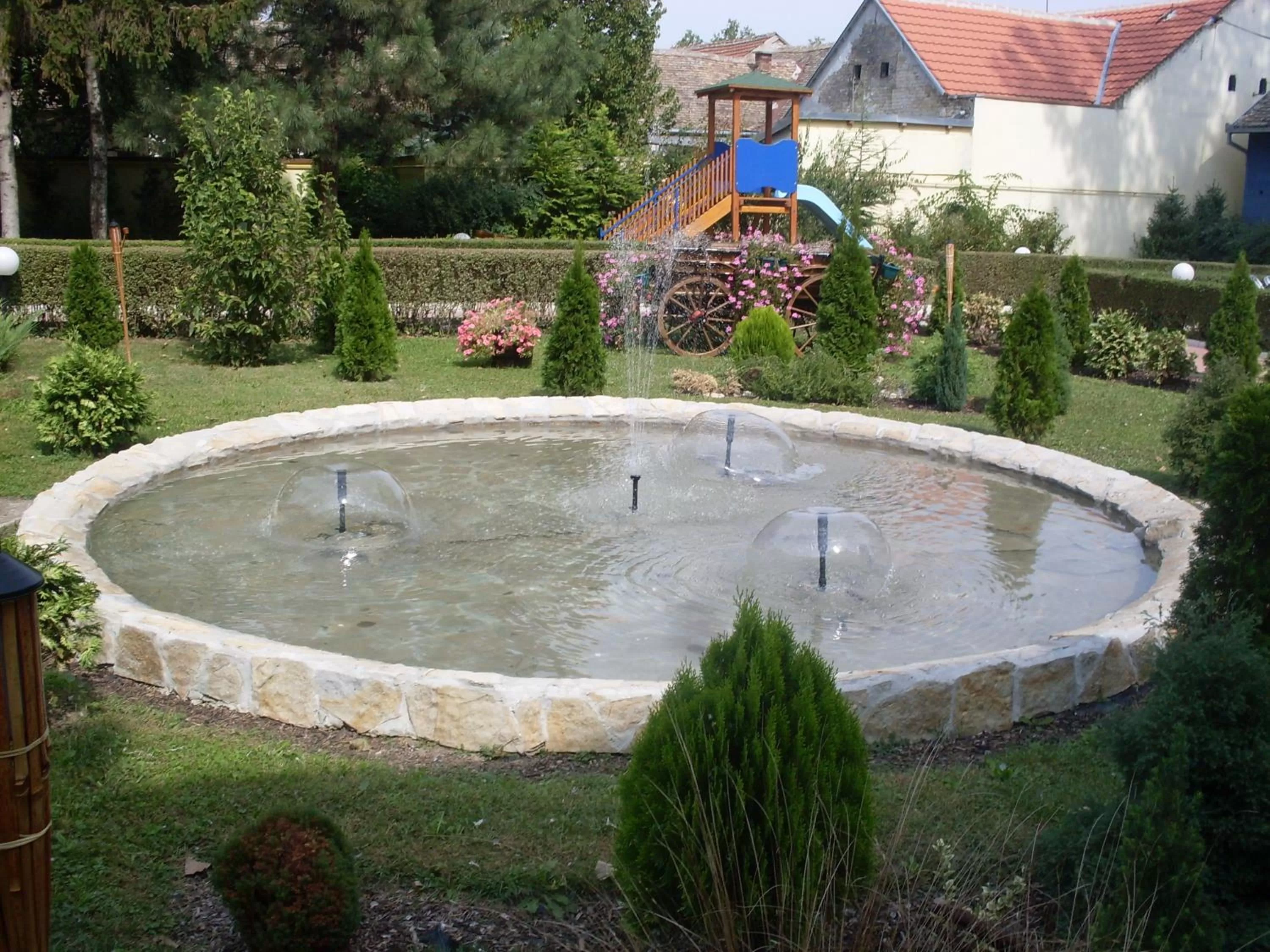 Garden, Swimming Pool in Hotel Fontana