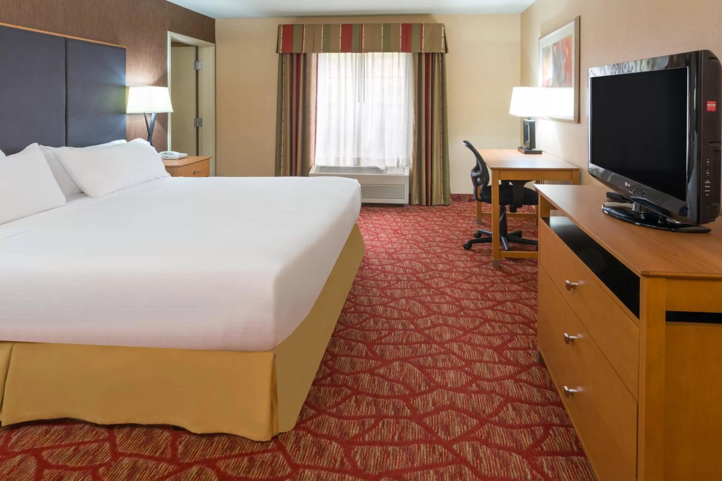 Photo of the whole room, Bed in Holiday Inn Express Grants Pass by IHG