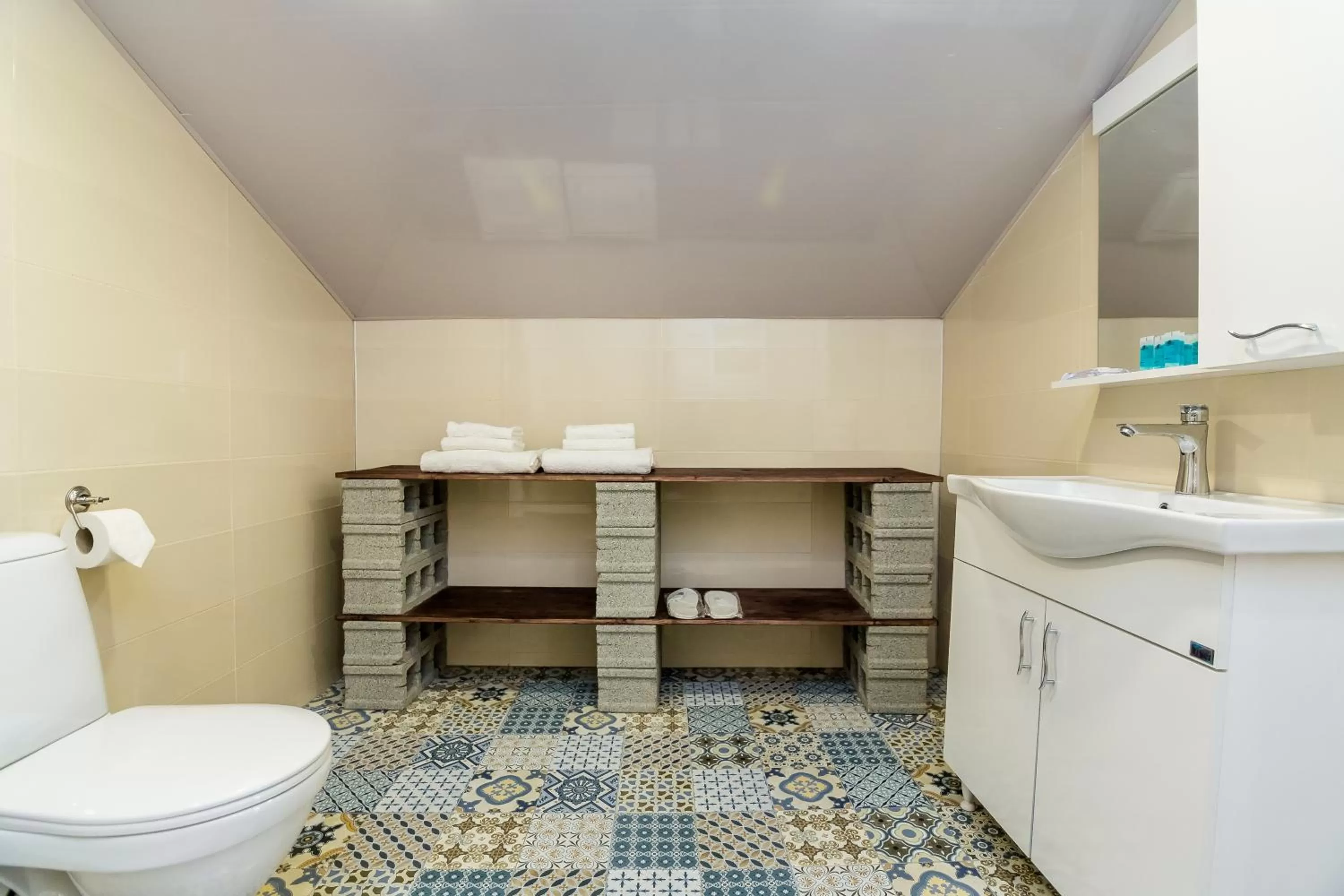 Shower in Gvino Minda