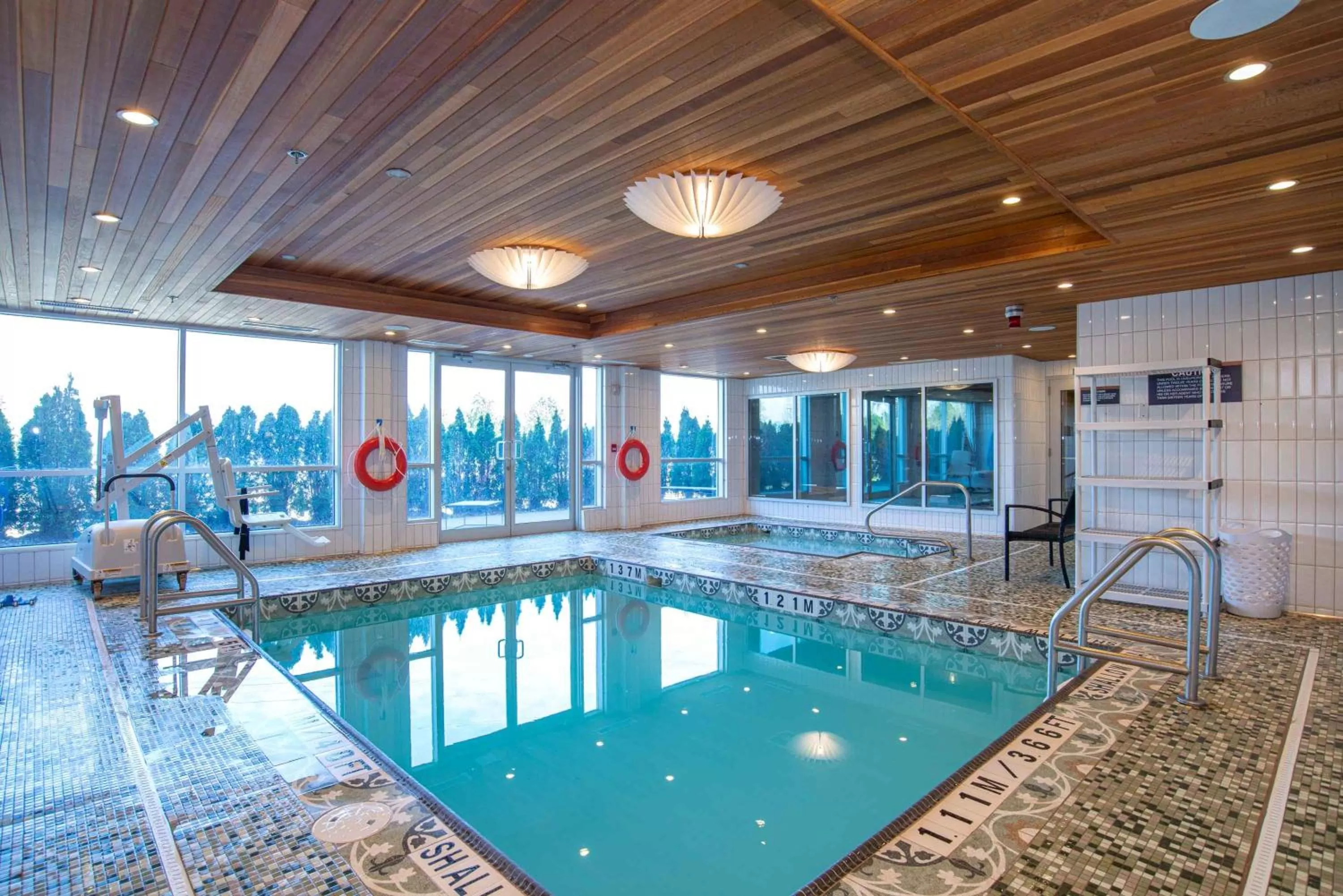 Swimming pool in Sandman Hotel Hamilton