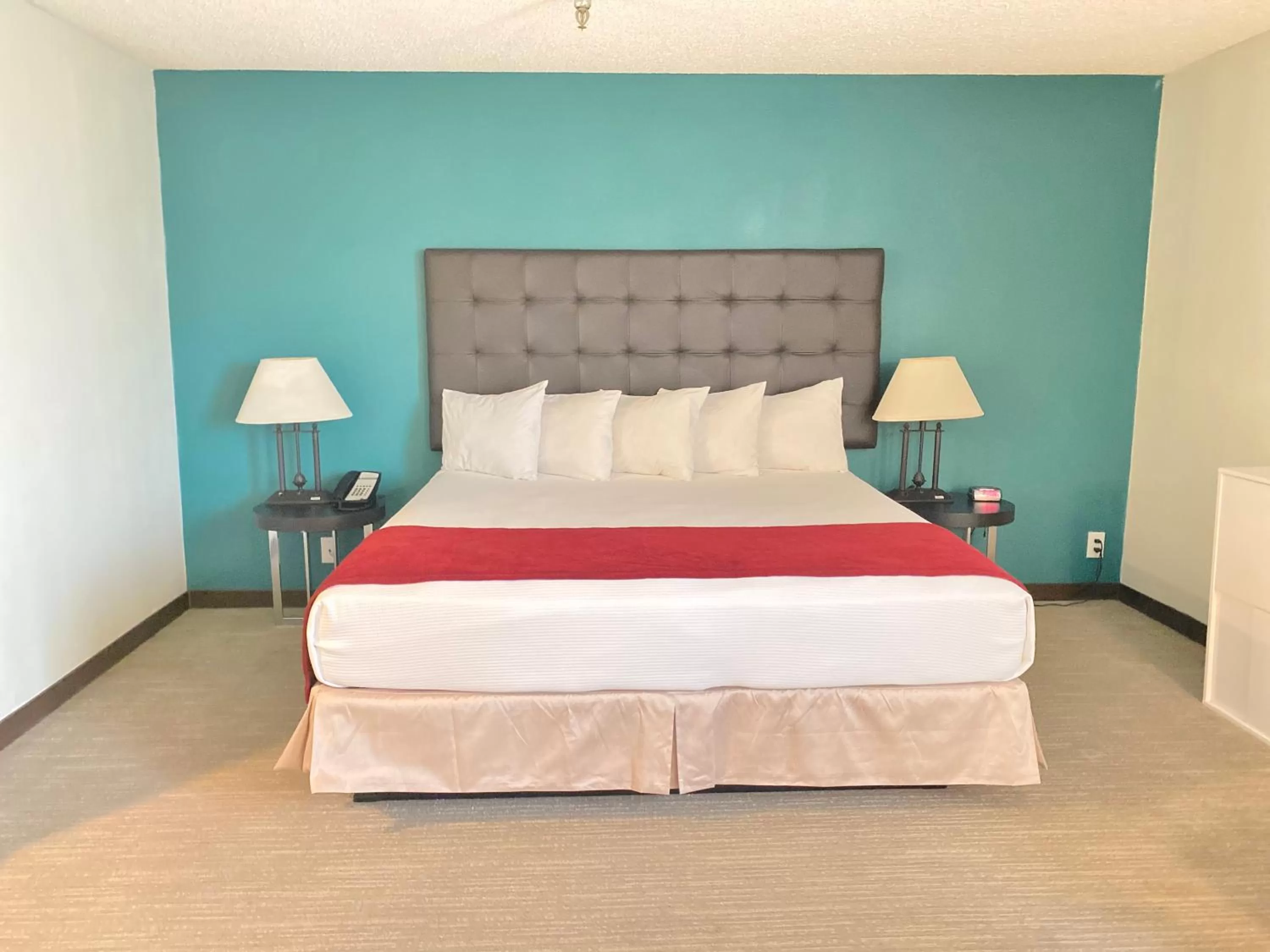 Bed in Redac Gateway Hotel Torrance