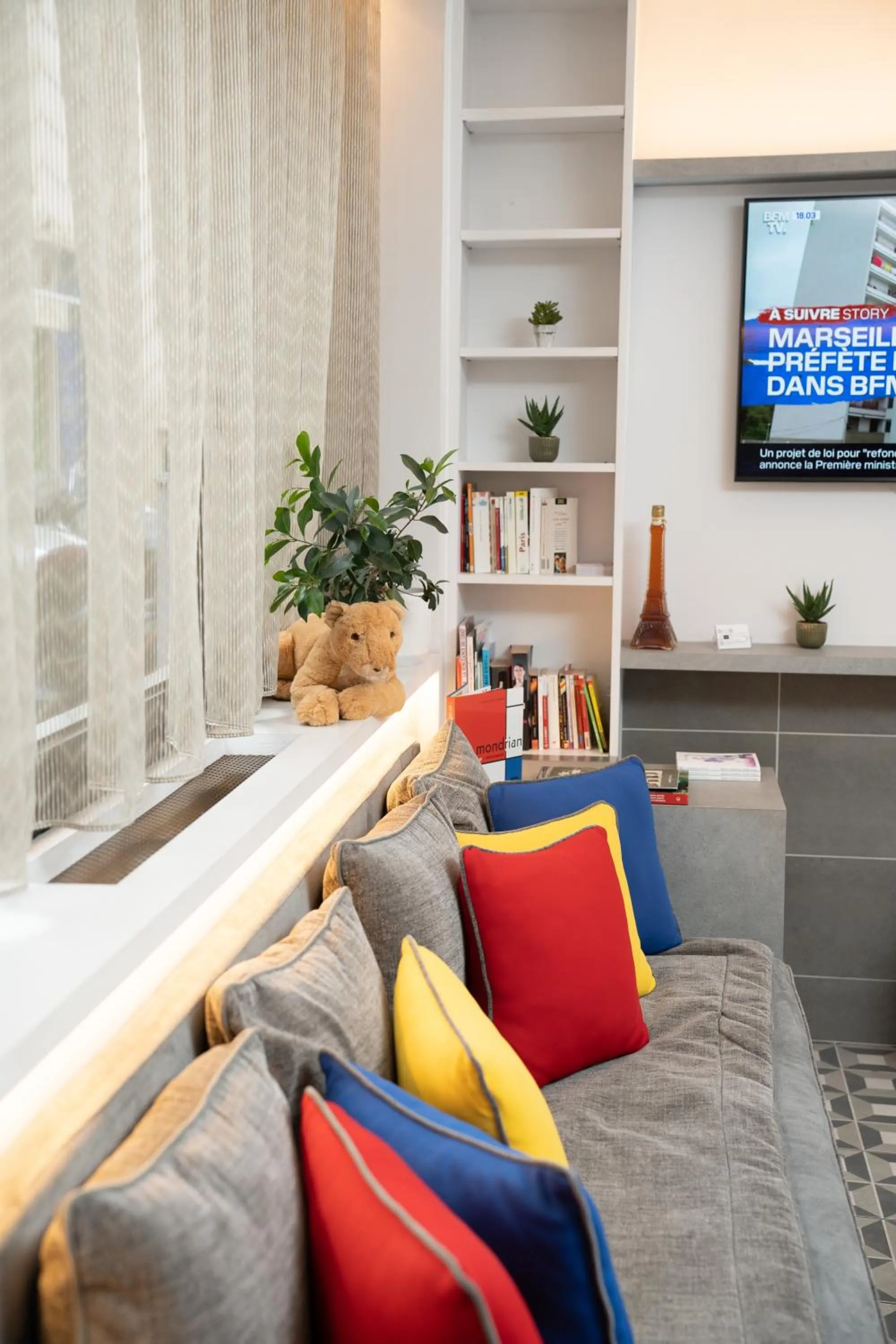 TV and multimedia in Hôtel Du Mont Dore Batignolles